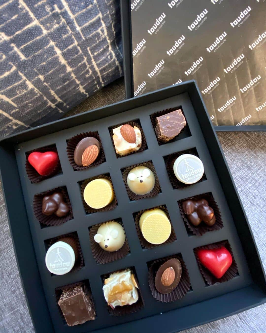 キム・スヒョンさんのインスタグラム写真 - (キム・スヒョンInstagram)「amazing 2020 chinese zodiac “year of the rat” chocolates from my favorite chocolatier @toudou_chocolate 🐭  2020 쥐띠해를 맞아 @toudou_chocolate 에서 초코렛 만들어서 보내주셨어요! 올해 기프트로 최고. 감사해요🤍  pssst..저도 쥐띠! 🐭」1月16日 17時08分 - claudiashkim