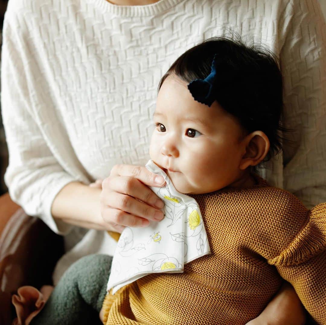 D BY DADWAY（ディーバイダッドウェイ）さんのインスタグラム写真 - (D BY DADWAY（ディーバイダッドウェイ）Instagram)「◆ガーゼハンカチ◆ 赤ちゃんのお世話の必需品、ガーゼハンカチ。 D BY DADWAYでは洗うたびにふんわり、柔らかな国産２重ガーゼでお作りしています。 吸水性も良く、乾きやすいので毎日使いたくなるアイテム。 プチギフトにもおすすめ。 - ガーゼハンカチ 880円(税込価格) -」1月16日 17時08分 - d_by_dadway