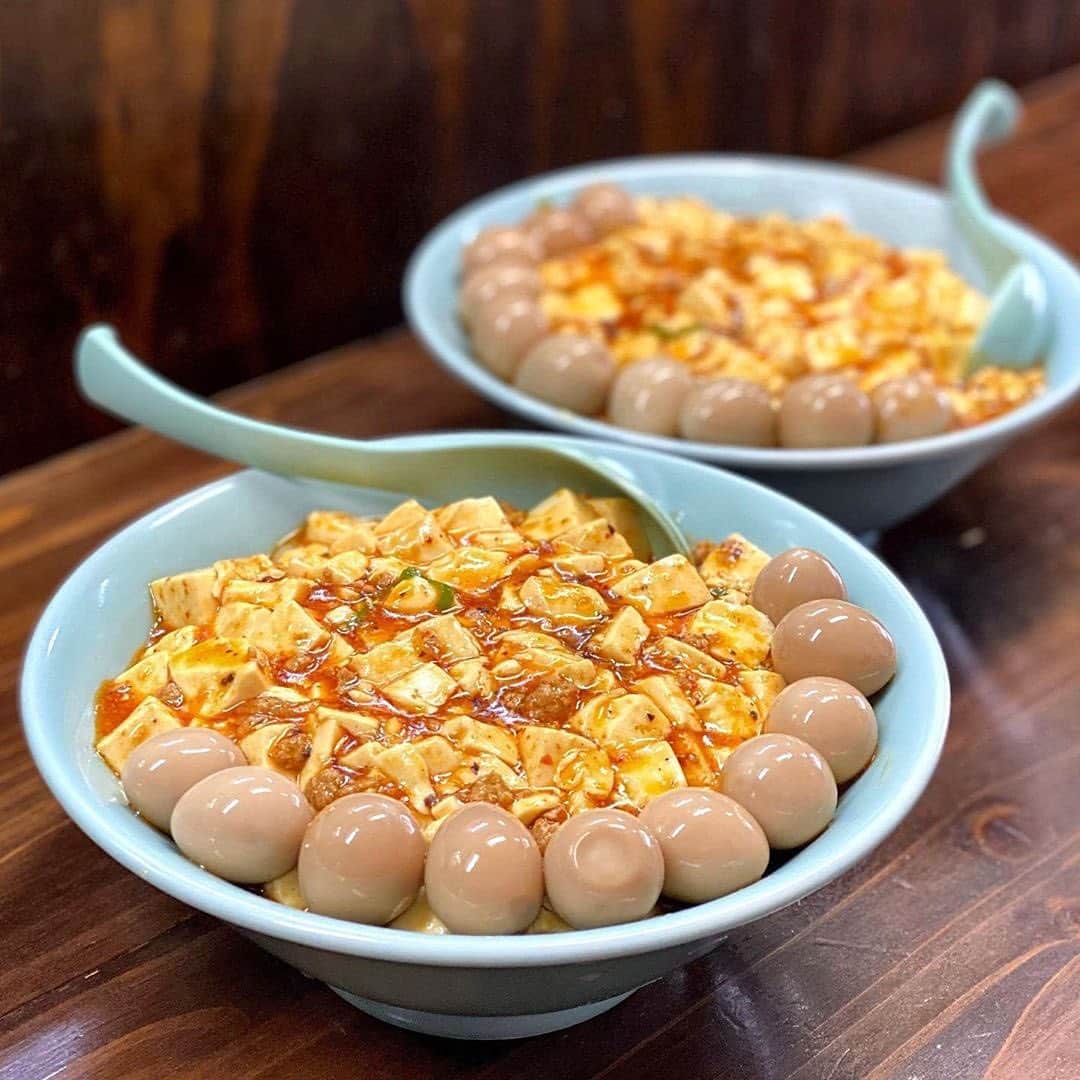 ナゴレコさんのインスタグラム写真 - (ナゴレコInstagram)「「マーボー麺」﻿ リポスト✒︎珍しいマーボー麺がいただけるラーメン店、麺屋 滝昇さんのマーボー麺🍜🍥🥚﻿ ﻿ 麺が見えないほどたっぷりのマーボー豆腐にずら〜っと並ぶうずら卵❗️👏🏻見ているだけでお腹が空いてきますね…🤤🍜﻿ ﻿ こちらのお写真のようにうずら卵を追加される方が多いようです👀🌟この艶やかさがなんとも美しいですね😎💯﻿ ﻿ マーボー豆腐に箸を入れると現れる、極太ちぢれ麺がまた食欲をそそります🔥🔥﻿ ﻿ リピーターも多いというこちらのマーボー麺、是非食べてみたいですね🤤🙏🏻🍜﻿ ﻿ @kou_suke_cafe さん、#ナゴレコ ありがとうございます⭕️﻿ ﻿ Repost @kou_suke_cafe・・・﻿ ﻿ ☆☆☆﻿ ﻿ 大人になりきってない俺がゆーのもなんだがっ(; ･`д･´)新成人の皆さん、おめでとうございますっ( ✧Д✧) ｶｯ!!﻿ ﻿ 栄では豪華な晴れ着姿の方が…なかなか良い眺めですっ(థ公థ｡)晴れやかなお顔にお似合いっ(๑•̀ㅂ•́)و✧﻿ ﻿ ここ名古屋では荒れる新成人は見かけませんでしたっ(; ･`д･´)﻿ ﻿ 思えば高校生の頃…歳上の遊び友達の女性がいましてっ( ✧Д✧) ｶｯ!!﻿ ﻿ その方が成人式で、晴れ着姿に欲情し、押せ押せムードで渋谷のホテル街へっ(; ･`д･´)悪代官並みに帯を、くるくるくるくるーーーーっとっ(థ公థ｡)﻿ ﻿ 事が済んだ後に…元の状態に戻す作業で喧嘩してっ(; ･`д･´)その日以来…会う事はなくなったのですっ(థ公థ｡)今思えば親御さんにも申し訳ないっ( ✧Д✧) ｶｯ!!﻿ ﻿ 今日もそれに似た事が起きてるのでしょうかっ( ✧Д✧) ｶｯ!!頑張れ新成人っ(๑•̀ㅂ•́)و✧﻿ ﻿ ☆☆☆☆☆☆☆☆☆☆☆☆☆☆☆☆☆☆☆☆☆﻿ ﻿ 【 麺屋 滝昇 】さん﻿ ﻿ あまりの美味しさに再訪したのですっ(; ･`д･´)お昼時ですが空いてますっ( ✧Д✧) ｶｯ!!﻿ ﻿ 前回のように券売機でうずらトッピングを2度押しっ(థ公థ｡)﻿ ﻿ マーボー麺﻿ TP うずら×2﻿ ﻿ 『え、うずらこんなに…』﻿ 『そう！あ、ツレも同じねー』﻿ 『あぁー、凄いですねぇ』﻿ ﻿ 困り果てた顔をする店主っ( ✧Д✧) ｶｯ!!前回と同じだが2人前だっ(థ公థ｡)今度は3人で行ったるかーっ(๑•̀ㅂ•́)و✧﻿ ﻿ しかし、なんであんなに困り顔なのか…もしかして喜んでるけどシャイなのかっ(థ公థ｡)﻿ ﻿ 一般家庭に近い辛くない麻婆豆腐の下には、太い太いそそり勃たないちぢれ麺っ( ✧Д✧) ｶｯ!!まぜそば的に頂きますっ( ´థ౪థ)﻿ ﻿ これ、マジ美味いっ( ✧Д✧) ｶｯ!!癖になる感じで年末に食べて早くもリピートっ(๑•̀ㅂ•́)و✧ご馳走さまでしたっ！﻿ ﻿ ☆☆☆☆☆☆☆☆☆☆☆☆☆☆☆☆☆☆☆☆☆」1月16日 17時01分 - nagoya_food