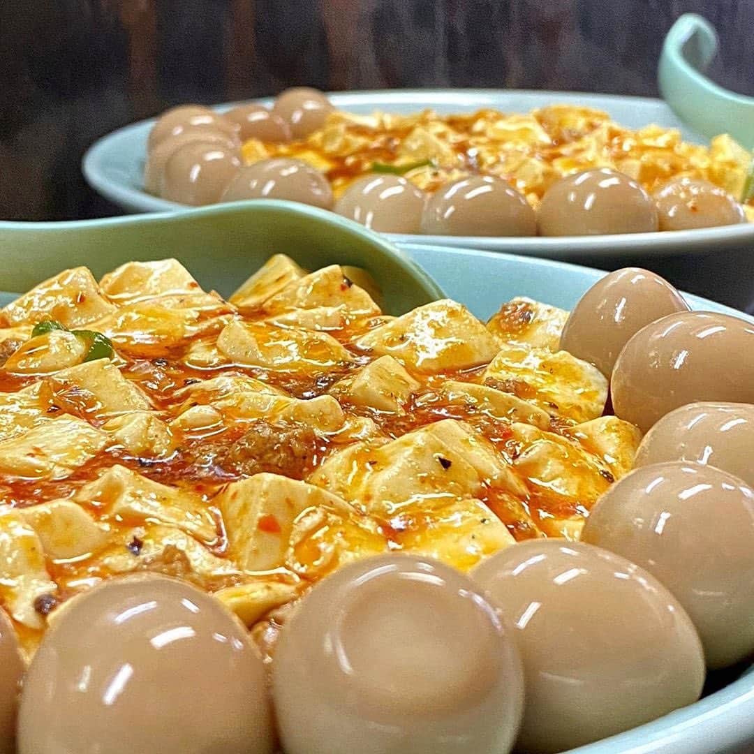ナゴレコさんのインスタグラム写真 - (ナゴレコInstagram)「「マーボー麺」﻿ リポスト✒︎珍しいマーボー麺がいただけるラーメン店、麺屋 滝昇さんのマーボー麺🍜🍥🥚﻿ ﻿ 麺が見えないほどたっぷりのマーボー豆腐にずら〜っと並ぶうずら卵❗️👏🏻見ているだけでお腹が空いてきますね…🤤🍜﻿ ﻿ こちらのお写真のようにうずら卵を追加される方が多いようです👀🌟この艶やかさがなんとも美しいですね😎💯﻿ ﻿ マーボー豆腐に箸を入れると現れる、極太ちぢれ麺がまた食欲をそそります🔥🔥﻿ ﻿ リピーターも多いというこちらのマーボー麺、是非食べてみたいですね🤤🙏🏻🍜﻿ ﻿ @kou_suke_cafe さん、#ナゴレコ ありがとうございます⭕️﻿ ﻿ Repost @kou_suke_cafe・・・﻿ ﻿ ☆☆☆﻿ ﻿ 大人になりきってない俺がゆーのもなんだがっ(; ･`д･´)新成人の皆さん、おめでとうございますっ( ✧Д✧) ｶｯ!!﻿ ﻿ 栄では豪華な晴れ着姿の方が…なかなか良い眺めですっ(థ公థ｡)晴れやかなお顔にお似合いっ(๑•̀ㅂ•́)و✧﻿ ﻿ ここ名古屋では荒れる新成人は見かけませんでしたっ(; ･`д･´)﻿ ﻿ 思えば高校生の頃…歳上の遊び友達の女性がいましてっ( ✧Д✧) ｶｯ!!﻿ ﻿ その方が成人式で、晴れ着姿に欲情し、押せ押せムードで渋谷のホテル街へっ(; ･`д･´)悪代官並みに帯を、くるくるくるくるーーーーっとっ(థ公థ｡)﻿ ﻿ 事が済んだ後に…元の状態に戻す作業で喧嘩してっ(; ･`д･´)その日以来…会う事はなくなったのですっ(థ公థ｡)今思えば親御さんにも申し訳ないっ( ✧Д✧) ｶｯ!!﻿ ﻿ 今日もそれに似た事が起きてるのでしょうかっ( ✧Д✧) ｶｯ!!頑張れ新成人っ(๑•̀ㅂ•́)و✧﻿ ﻿ ☆☆☆☆☆☆☆☆☆☆☆☆☆☆☆☆☆☆☆☆☆﻿ ﻿ 【 麺屋 滝昇 】さん﻿ ﻿ あまりの美味しさに再訪したのですっ(; ･`д･´)お昼時ですが空いてますっ( ✧Д✧) ｶｯ!!﻿ ﻿ 前回のように券売機でうずらトッピングを2度押しっ(థ公థ｡)﻿ ﻿ マーボー麺﻿ TP うずら×2﻿ ﻿ 『え、うずらこんなに…』﻿ 『そう！あ、ツレも同じねー』﻿ 『あぁー、凄いですねぇ』﻿ ﻿ 困り果てた顔をする店主っ( ✧Д✧) ｶｯ!!前回と同じだが2人前だっ(థ公థ｡)今度は3人で行ったるかーっ(๑•̀ㅂ•́)و✧﻿ ﻿ しかし、なんであんなに困り顔なのか…もしかして喜んでるけどシャイなのかっ(థ公థ｡)﻿ ﻿ 一般家庭に近い辛くない麻婆豆腐の下には、太い太いそそり勃たないちぢれ麺っ( ✧Д✧) ｶｯ!!まぜそば的に頂きますっ( ´థ౪థ)﻿ ﻿ これ、マジ美味いっ( ✧Д✧) ｶｯ!!癖になる感じで年末に食べて早くもリピートっ(๑•̀ㅂ•́)و✧ご馳走さまでしたっ！﻿ ﻿ ☆☆☆☆☆☆☆☆☆☆☆☆☆☆☆☆☆☆☆☆☆」1月16日 17時01分 - nagoya_food