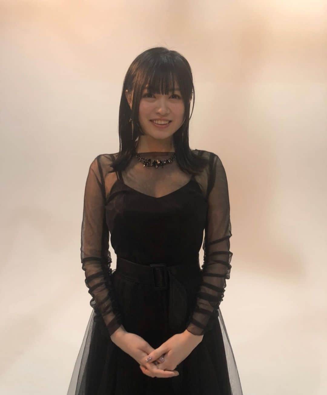 鈴木このみのインスタグラム：「アー写撮影のオフショット📸 ヘアメイクさんに髪の毛も切ってもらいました💇‍♀️」