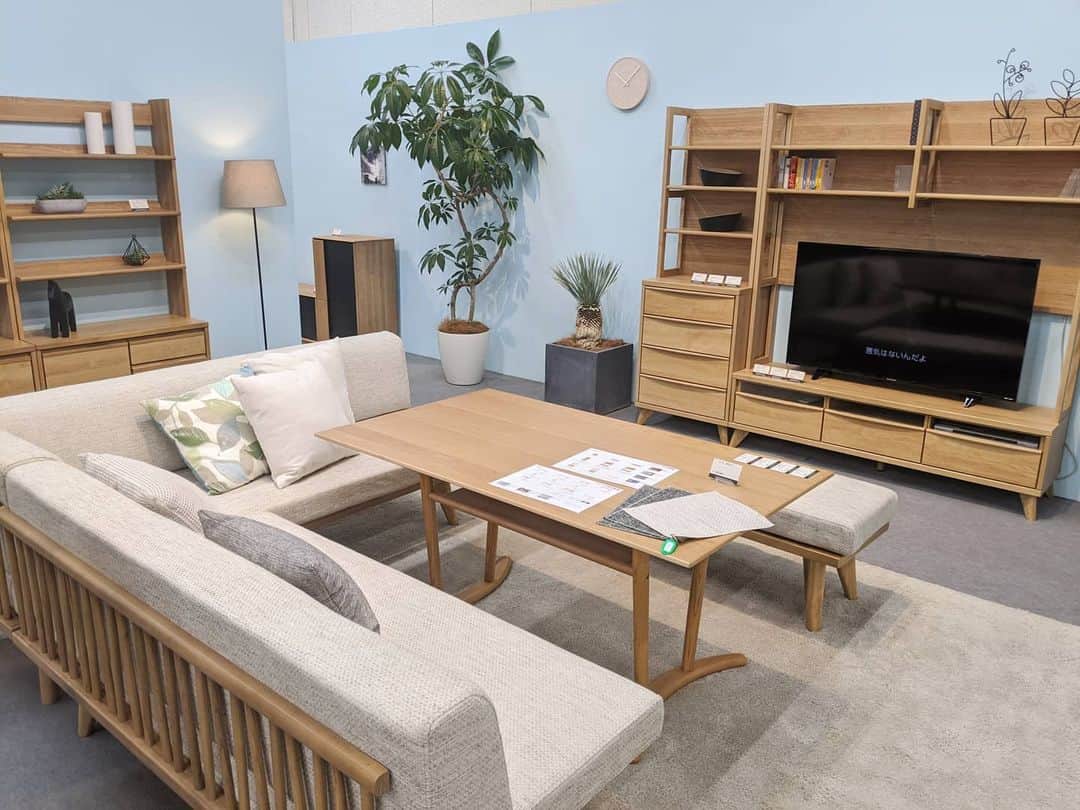 有限会社 稲葉製材住宅のインスタグラム：「ども🤥 大川家具新春展🌸 いい感じに話が進みそうです👍 家が出来ても家具がなければ豊かな暮らしは実現しません💦 家具も含めた提案は必須です😎  #大川家具 #家具の町 #大川市 #家具 #ソファ #ダイニングテーブル #椅子 #展示会 #インテリア #高級家具 #暮らしやすい家 #使いやすい家 #おしゃれな暮らし #かっこいい暮らし #丁寧な家づくり #家づくり #マイホーム #家 #暮らし #日々 #新築 #リフォーム #リノベーション #工務店 #熊本 #玉名 #山鹿 #稲葉製材住宅 #稲葉住宅 #イナバ」