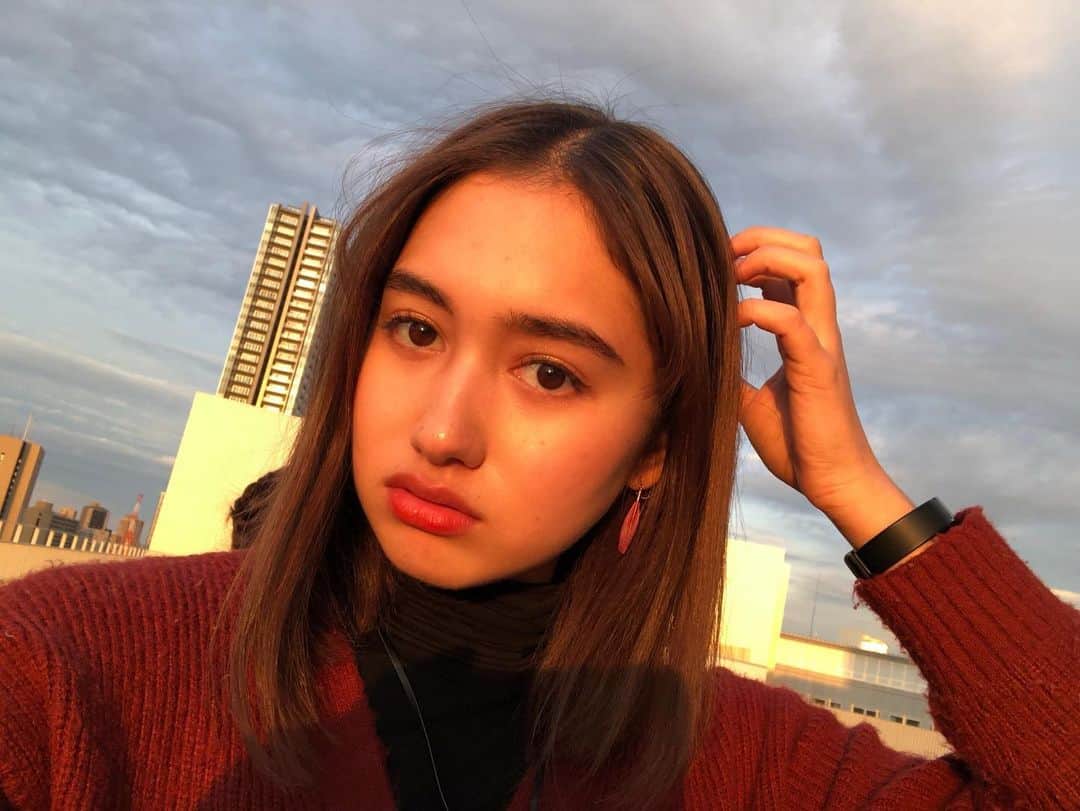 ベネット・マヤのインスタグラム：「Golden hour ✨🌤 I can’t believe my first year at University is almost over. It really has flown by so quickly!  #goldenhour #sunset #golden #vibes #hoseiuniversity #法政大学 #freshman #firstyear」