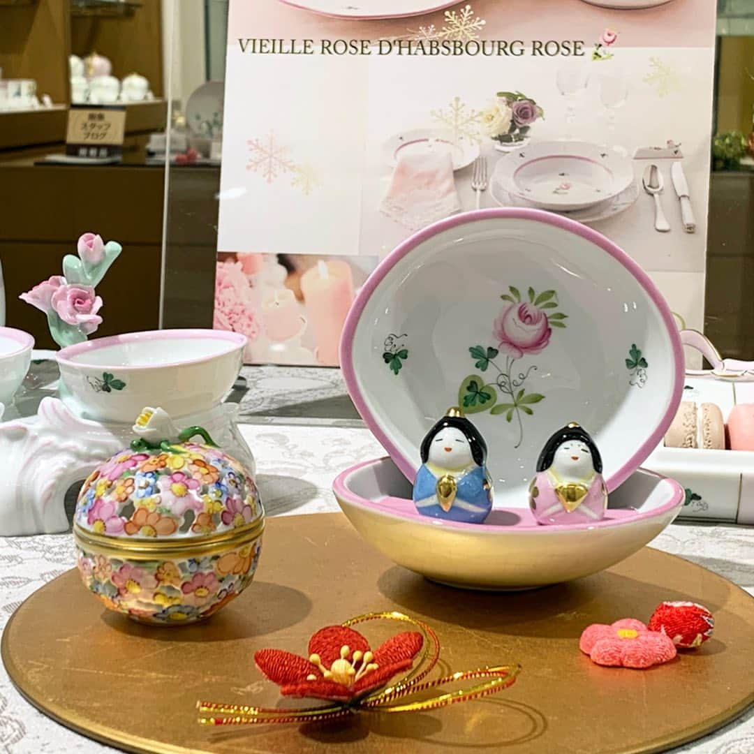 HEREND JAPANさんのインスタグラム写真 - (HEREND JAPANInstagram)「■阪急うめだ本店■ 阪急うめだ本店では、1月15日(水)から28日(火)まで、「ウィーンの薔薇・ピンクで楽しむひな祭り！」をテーマに、柔らかで上品な大人のピンクが人気の「ウィーンの薔薇・ピンク」シリーズの貝雛や食器、小物など、ひな祭りのテーブルを楽しく演出するアイテムを多数取り揃えました。 . 今回、阪急では初めてのアイテム（蓋付ディッシュや取っ手付ポット）も展開中です。 . 皆様のご来店、お待ちしております。 . . #ヘレンド #herend #ウィーンの薔薇 #ウィーンの薔薇ピンク #ピンク #pink #雛祭り  #ひなまつり #貝雛 #雛 #阪急うめだ本店 #阪急 #hankyu #ティーセット #teaset #tableware #テーブルウェア #handpainted #herendporcelain　#食器」1月16日 17時06分 - herendjp