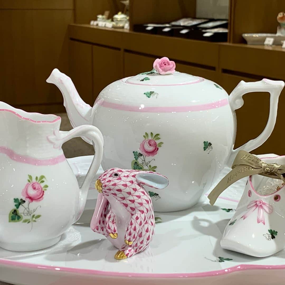 HEREND JAPANさんのインスタグラム写真 - (HEREND JAPANInstagram)「■阪急うめだ本店■ 阪急うめだ本店では、1月15日(水)から28日(火)まで、「ウィーンの薔薇・ピンクで楽しむひな祭り！」をテーマに、柔らかで上品な大人のピンクが人気の「ウィーンの薔薇・ピンク」シリーズの貝雛や食器、小物など、ひな祭りのテーブルを楽しく演出するアイテムを多数取り揃えました。 . 今回、阪急では初めてのアイテム（蓋付ディッシュや取っ手付ポット）も展開中です。 . 皆様のご来店、お待ちしております。 . . #ヘレンド #herend #ウィーンの薔薇 #ウィーンの薔薇ピンク #ピンク #pink #雛祭り  #ひなまつり #貝雛 #雛 #阪急うめだ本店 #阪急 #hankyu #ティーセット #teaset #tableware #テーブルウェア #handpainted #herendporcelain　#食器」1月16日 17時06分 - herendjp
