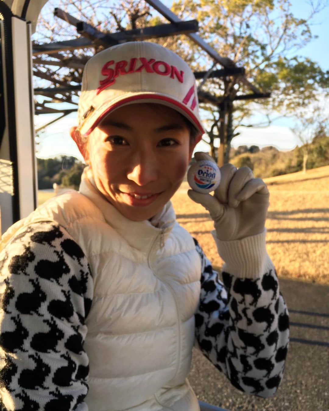 夢城えれんのインスタグラム：「初打ち⛳️✨ 可愛いボール💕 見つけた🥰 そして、池に消えていった😅  ゴルフ、練習しよ🏌️‍♀️🏌️‍♀️🏌️‍♀️👍 . . #ゴルフ#golf #みんな上手 😂😂😂 #頑張ろう ✊✊✊ #オリオンビールのボール見つけたの😊」