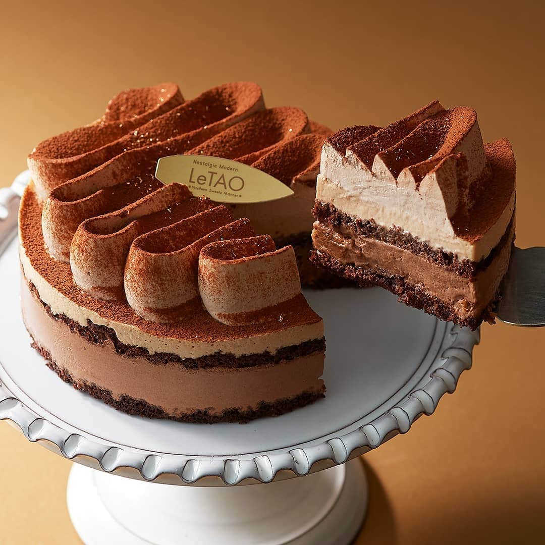 のインスタグラム：「﻿ 優雅な新作チョコレートケーキをご紹介😊﻿ ﻿ トップを飾るショコラキャラメルクリームは、一点一点手作業で絞りました✨﻿ 上段のムースはコクのあるキャラメル風味のミルクチョコレート、下段のムースは奥深い味わいのビターチョコレートを使用し、上品な味わいに仕上げました🤭🍫﻿ ﻿ 貴方を味わい深いショコラの世界に引き込みます☺️﻿ ﻿ ﻿ #ルタオ#お取り寄せ#おやつの時間#ケーキ大好き#チョコレートケーキ#チョコケーキ#新作#ムース#クリーム#エレガント#上品#letao#cakephotography#chocolatecakeshots#chocolatedessert#chocolatecake」