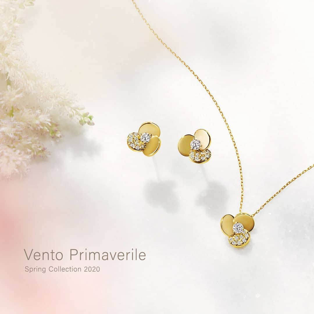 pontevecchioさんのインスタグラム写真 - (pontevecchioInstagram)「. Spring Collection 2020 「Vento Primaverile」 . 2020年1月24日（金）よりスプリングコレクションを発売いたします。 . テーマはイタリア語で“春風”を意味する「Vento Primaverile（ヴェントゥ・プリマヴェリーレ）」。うららかな季節の訪れを喜び合うかのように輝く草花たち。優しい色合いや、しなやかなフォルムなど、春の風や息吹を感じさせるジュエリーをお届けいたします。 . ※以下の店舗は2020年1月16日（木）より先行発売いたします。 #ポンテヴェキオ銀座並木通り本店 #ポンテヴェキオ玉川髙島屋SC店 . 【商品詳細】 写真左より ■素材　K18YG ダイヤモンド ■品番　MR2001P001WDYG . ■素材　K18YG ダイヤモンド ■品番　MR2001N001WDYG ※数量限定発売 . ※2020年1月24日（金）発売予定（上記先行発売店舗を除く）。 ※ご来店の際は店頭まで在庫状況をお問い合わせください。 . #ポンテヴェキオ#ジュエリー#アクセサリー#新作#フラワーモチーフ#ダイヤモンド#ピアス#ネックレス#春コーデ」1月16日 17時24分 - pontevecchio_jp