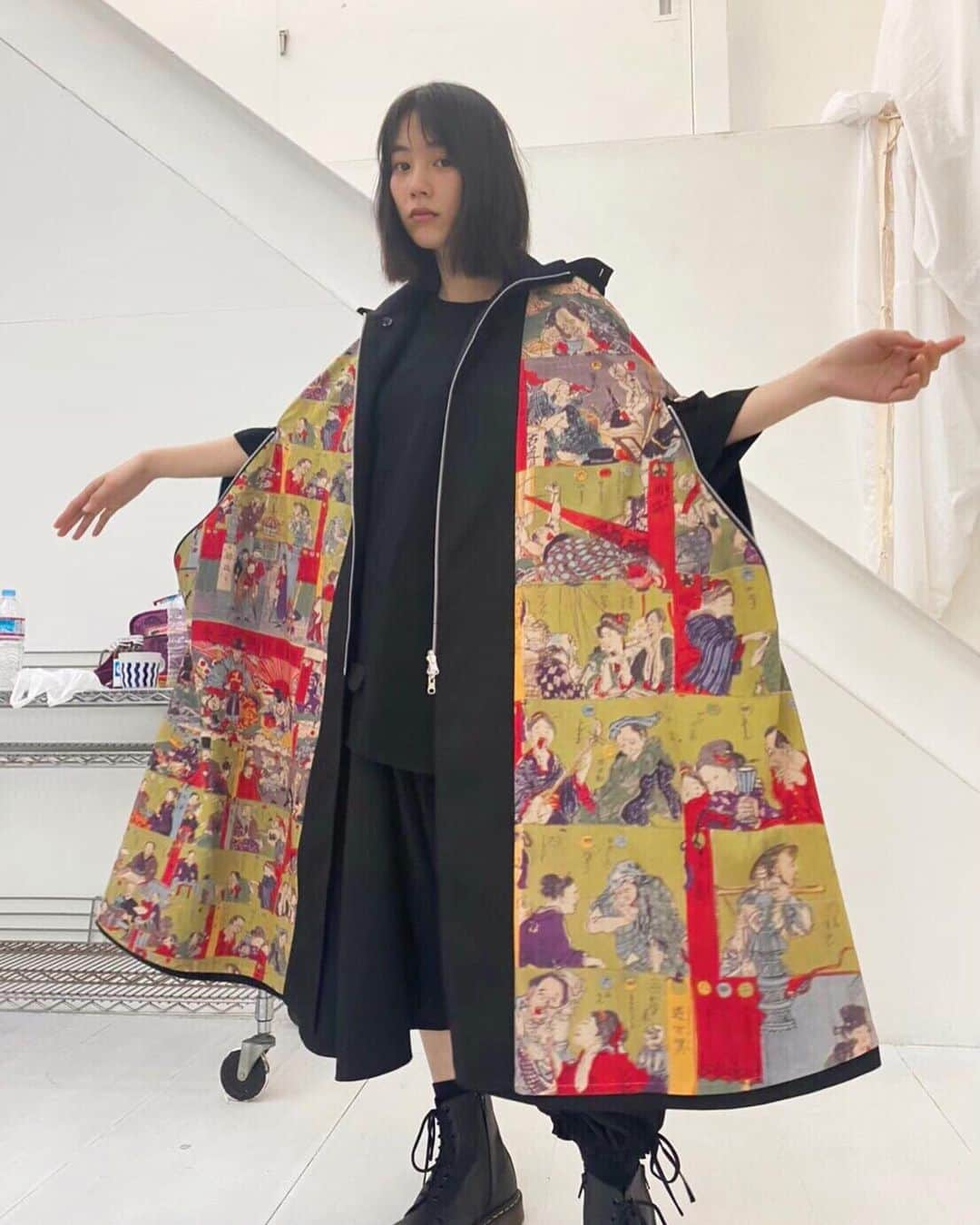 のん（能年玲奈）さんのインスタグラム写真 - (のん（能年玲奈）Instagram)「GroundY お洋服が明日から店舗に並びます😎 撮影楽しかったな〜。 #groundy #yohjiyamamoto #河鍋暁斎」1月16日 17時29分 - non_kamo_ne