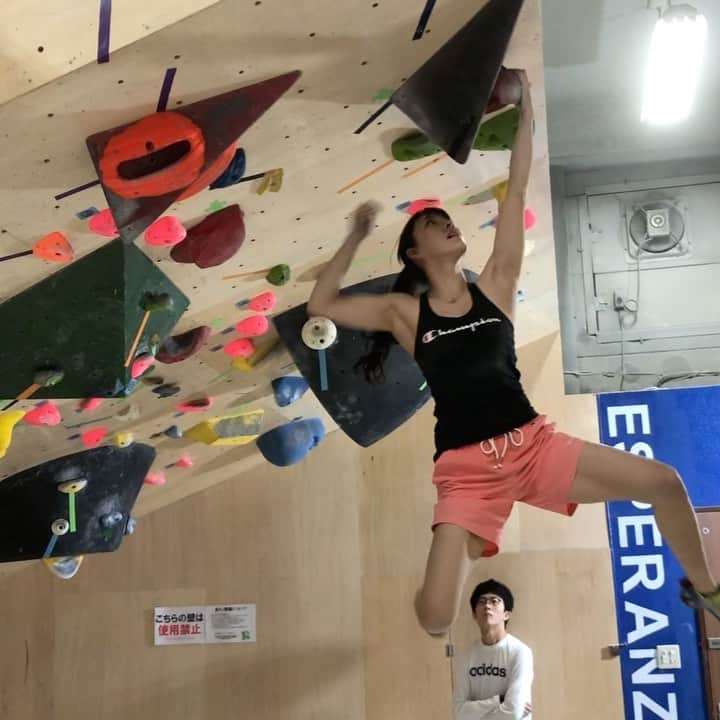 大田理裟のインスタグラム：「関東にきて１週間💛💜﻿ ﻿ トレーニングに集中できる環境で﻿ 毎日たくさん登ってます🧗🏻‍♀️﻿ ﻿ #climbing #bouldering #champion #championjp #品川ロッキー #クライミング #ボルダリング」