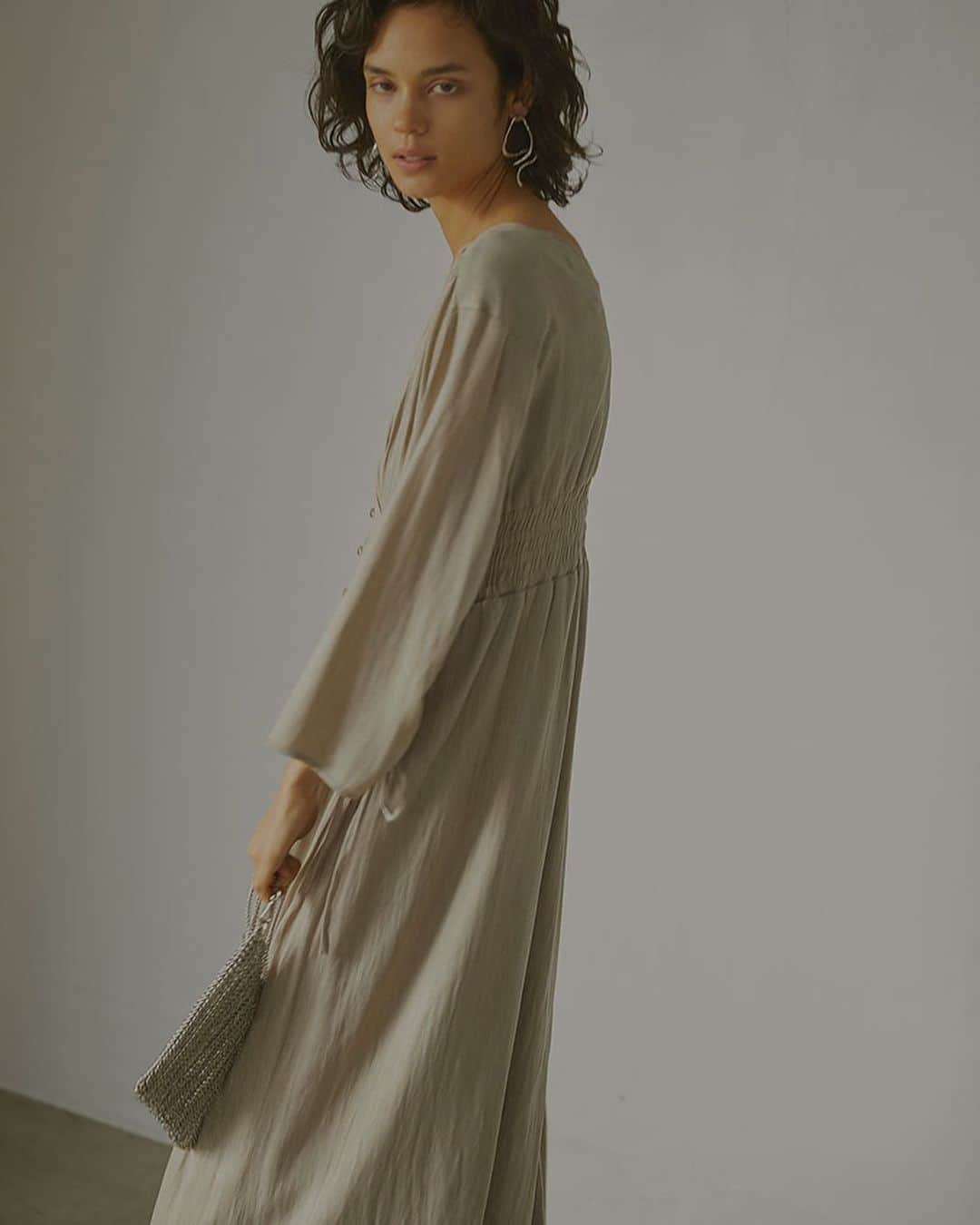 Ameri vintageさんのインスタグラム写真 - (Ameri vintageInstagram)「01.17(fri)12:00. TUCK SHAPE DRESS will be released by online. . #ameri #amerivintage #shopping #fashion #japan #dress」1月16日 17時40分 - amerivintage