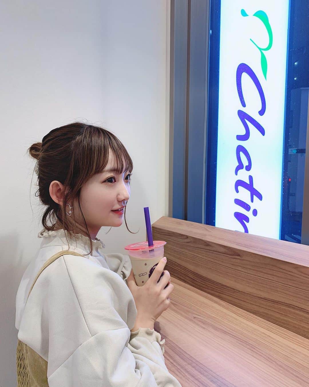 夏川愛実のインスタグラム：「ㅤㅤㅤㅤㅤㅤㅤㅤㅤㅤㅤㅤㅤ 昨日は大須にあるタピオカ屋さん chatimeさんへ💓 ㅤㅤㅤㅤㅤㅤㅤㅤㅤㅤㅤㅤㅤㅤㅤㅤㅤㅤㅤㅤㅤㅤㅤㅤㅤㅤ ドリンクは迷わずほうじ茶ミルクティー 頼みました。。 ㅤㅤㅤㅤㅤㅤㅤㅤㅤㅤㅤㅤㅤㅤㅤㅤㅤㅤㅤㅤㅤㅤㅤㅤㅤ タピオカも何もかもトッピングでつけられるので 店員さんがおすすめしてくれた 仙草ゼリーをトッピング！ ほうじ茶との相性ばっちりでした〜 ㅤㅤㅤㅤㅤㅤㅤㅤㅤㅤㅤㅤㅤㅤㅤㅤㅤㅤㅤㅤㅤㅤㅤㅤㅤ 仙草ゼリーって聞くと割と癖が強いイメージ あると思うんだけど 全然そんなことなくてちょうどいいくらいでした！！！ #ほうじ茶#ほうじ茶ラテ#ほうじ茶ミルクティー #ほうじ茶スイーツ#ほうじ茶ミルク#タピオカ #仙草ゼリー#chatime#大須カフェ#大須食べ歩き #大須#大須タピオカ#チャタイム#和カフェ」