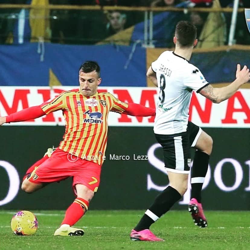 ジュリオ・ドナーティのインスタグラム：「Do it, do it and do it again.. always trying to be better!! Concentrati e motivati verso la prossima sfida!! Tutti insieme!! ⚽️💪🏼❤️💛🏃🏻 #forzalecce #seriea #nikefootball #football #passion」