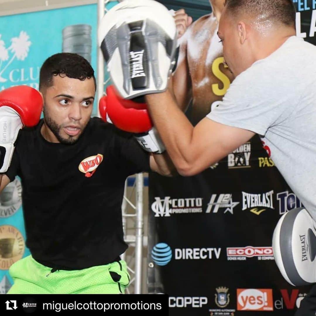 ミゲール・コットのインスタグラム：「#Repost @miguelcottopromotions ・・・ A 30 DIAS DEL DEBUT PROFESIONAL DE OSCAR COLLAZO EN EL COLISEO ROBERTO CLEMENTE  GUAYNABO, PUERTO RICO- En un aparte para los medios de comunicación de Puerto Rico Carlos 'Purin' Caraballo junto al medallista de oro Panamericano @oscar_manuel23 y José 'Chiquiro' Martínez mostraron sus condiciones de cara a su importante cita en el evento 'DIRECTV Boxing Nights' del 15 de febrero en el Coliseo Roberto Clemente de San Juan en un evento presentado por Miguel Cotto Promotions, H2 Entertainment junto @goldenboy y @directvpr .  Oscar 'El Pupilo' Collazo (Pro-Debut) "Me siento muy bien, tanto fisicamente como mentalmente para lucir en grande ese 15 de febrero en el Roberto Clemente el cuál marcará el inicio de mi carrera profesional" "La transición no a sido tan grande, ya sabiamos hacia donde nos dirigimos. Si hemos trabajado en varios ajustes y como fuerza y la puntería. Pienso que la maduréz la tenemos para acomplarnos al profesionalismo" "Me siento privilegiado de debutar en un lugar tan especial como el Coliseo Roberto Clemente, es un escenario tan grande donde han peleado figuras como Wilfredo Gómez imagínate"」