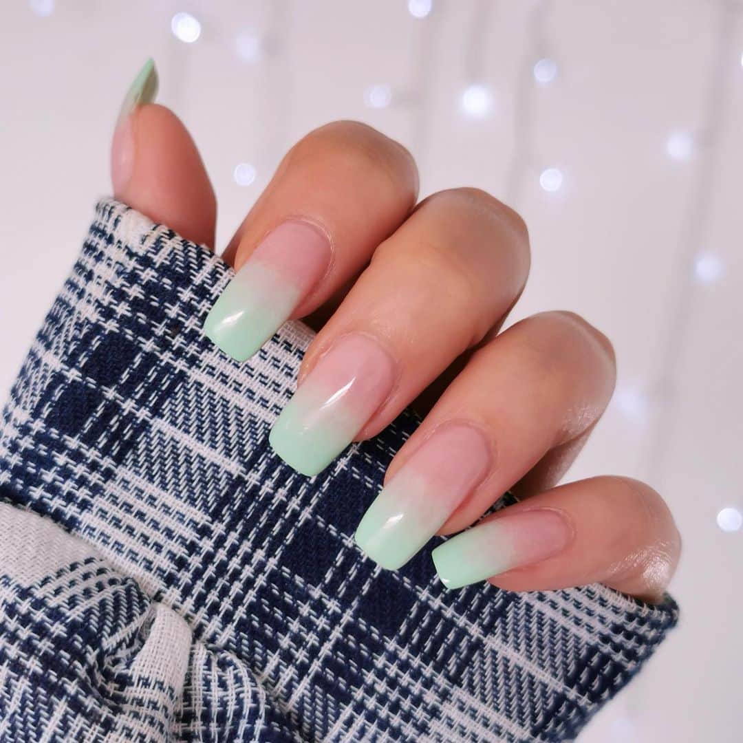 Shannonのインスタグラム：「Almost forgot to share the cute greenies 🥑 what’s on your nails atm?」