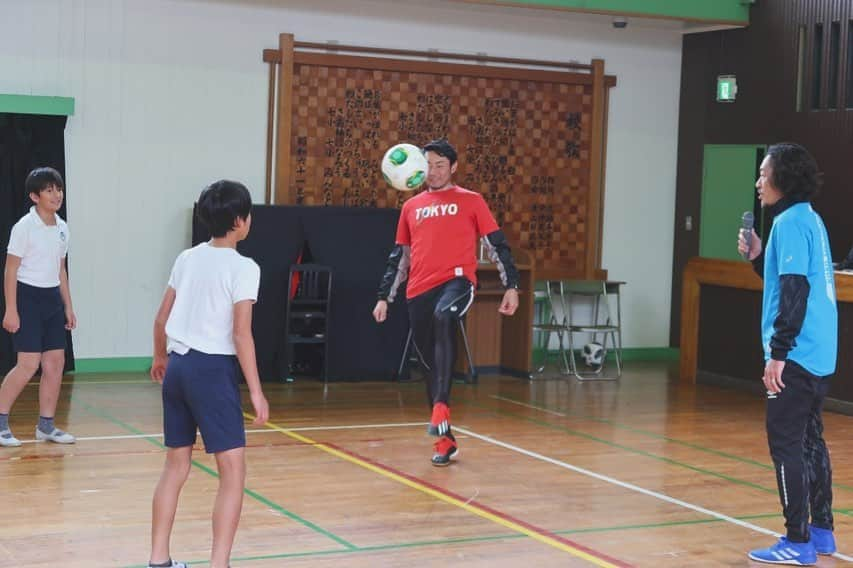 石川直宏さんのインスタグラム写真 - (石川直宏Instagram)「東京2020算数ドリル実践学習会！ 今回は東大和市立第七小学校6年生✨ あいにくの天気で(雨男💦)グランドでは行えなかったけど、今回は体育館にてシュートスピードのみの計測になったので、残りの時間はw-upと試合を⚽️🏃‍♀️🏃‍♂️💨 授業の後は一緒に給食をいただきました✨  アスリートやスポーツ、オリパラを身近に感じ、自ら考えながら恐れずチャレンジし続けて欲しいです！！ 関係者の皆さん、ありがとうございました🤝 . #東京2020 #東京オリンピックパラリンピック #算数ドリル 実践学習会 #シュートスピード #体験 #計算 #経験 #チャレンジ #給食 #fctokyo #FC東京 #tokyo #梶山陽平 #石川直宏  #fctokyoclubcommunicator  #FC東京クラブコミュニケーター #CC」1月16日 9時01分 - sgss.18