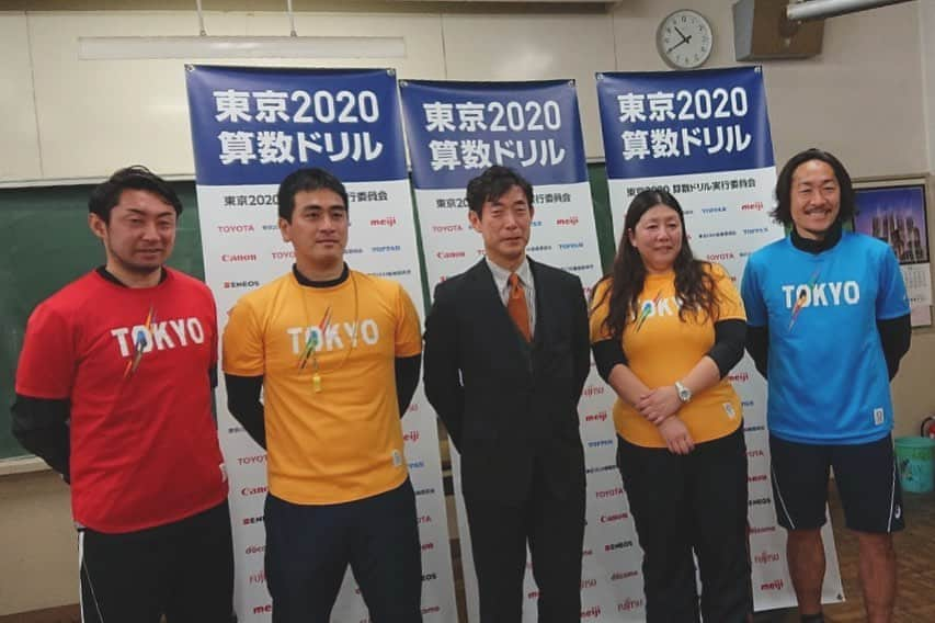 石川直宏さんのインスタグラム写真 - (石川直宏Instagram)「東京2020算数ドリル実践学習会！ 今回は東大和市立第七小学校6年生✨ あいにくの天気で(雨男💦)グランドでは行えなかったけど、今回は体育館にてシュートスピードのみの計測になったので、残りの時間はw-upと試合を⚽️🏃‍♀️🏃‍♂️💨 授業の後は一緒に給食をいただきました✨  アスリートやスポーツ、オリパラを身近に感じ、自ら考えながら恐れずチャレンジし続けて欲しいです！！ 関係者の皆さん、ありがとうございました🤝 . #東京2020 #東京オリンピックパラリンピック #算数ドリル 実践学習会 #シュートスピード #体験 #計算 #経験 #チャレンジ #給食 #fctokyo #FC東京 #tokyo #梶山陽平 #石川直宏  #fctokyoclubcommunicator  #FC東京クラブコミュニケーター #CC」1月16日 9時01分 - sgss.18