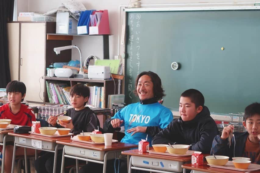 石川直宏さんのインスタグラム写真 - (石川直宏Instagram)「東京2020算数ドリル実践学習会！ 今回は東大和市立第七小学校6年生✨ あいにくの天気で(雨男💦)グランドでは行えなかったけど、今回は体育館にてシュートスピードのみの計測になったので、残りの時間はw-upと試合を⚽️🏃‍♀️🏃‍♂️💨 授業の後は一緒に給食をいただきました✨  アスリートやスポーツ、オリパラを身近に感じ、自ら考えながら恐れずチャレンジし続けて欲しいです！！ 関係者の皆さん、ありがとうございました🤝 . #東京2020 #東京オリンピックパラリンピック #算数ドリル 実践学習会 #シュートスピード #体験 #計算 #経験 #チャレンジ #給食 #fctokyo #FC東京 #tokyo #梶山陽平 #石川直宏  #fctokyoclubcommunicator  #FC東京クラブコミュニケーター #CC」1月16日 9時01分 - sgss.18