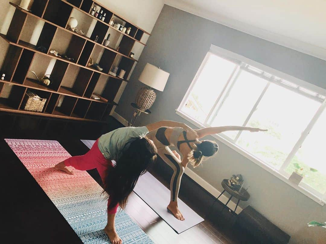 吉川ひなのさんのインスタグラム写真 - (吉川ひなのInstagram)「娘と一緒に、大好きな先生のyoga🧘‍♀️ 娘はyogaも瞑想も大好きで、よく一緒にしているからわたしたちふたりのyoga 瞑想スペースを作ったの🥰  赤ちゃんだった娘がどんどんお姉さんになって、娘が教えてくれることもたくさん増えて、大親友みたいな気持ちになって、「マミーのベストフレンドはあなたです」と伝えたら、「わたしはフレンドではなくあなたの娘で、わたしのベストフレンドはあの子（もちろんわたしもとっても良く知っている、娘の大親友）です🥳」とあっけらかんと返された🤪  そんなあなたがスキ👉🏻👈🏻 #HinanoYogaLife #娘HawaiiLife」1月16日 9時02分 - hinanoyoshikawa