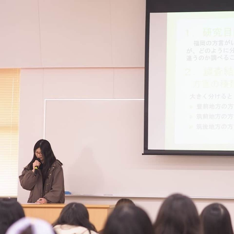 福岡女子短期大学さんのインスタグラム写真 - (福岡女子短期大学Instagram)「おはようございます。福岡女子短期大学です。 . 昨日、文化教養学科1年生「プレゼミナール２」では、卒業研究に向けた『プレゼンテーション』が行われました。 . 2年次の卒業研究に向けて、自分自身の興味関心を探求することが目的です。 . 課題テーマや研究方法について学んだことを生かし、卒業研究の取り組みを『プレゼンテーション』しました。 . 課題に取り組む主体性を育てる『プレゼンテーション』大勢のクラスメイトを前にして、堂々と制限時間いっぱいに発表しました。 . 発表原稿作成・パワーポイント作成等、文化コミュニケーション基礎１・２で学習した内容の総まとめとして、充実した『プレゼンテーション』になりました。 .  この投稿をご覧になって「いいね👍」「役に立った」と思われた方は、 @fukuoka_wjc をフォローをお願いします。 . ========[ お知らせ ]======== 福岡女子短期大学の資料（2020大学案内📕学生募集要項）を無料送付中です。本学ホームページ📲http://www.fukuoka-wjc.ac.jp/siryo.html　からお気軽に申し込みください🌟 ========================= . 子ども学科/健康栄養学科 音楽科/文化教養学科 . 福岡女子短期大学 住所：‪‪‪‪福岡県太宰府市五条四丁目16番‬1号‬‬‬ tel：‪‪‪092-922-4034‬‬‬（代表） .  #福岡女子短期大学 #福女短 #福岡 #女子短 #司書の卵 #国語の先生 #卒業研究発表会  #卒研 #卒業研究 #スナップショット #スナップ写真 #スナップ #歴女 #散歩 #散策 #本好き #本が好き #本が大好き #本が好きな人と繋がりたい #図書館好きな人と繋がりたい #文化教養学科 #福岡女子短期大学文化教養学科 #短大生 #女子大生 #キャンパスライフ #短大生活 #福岡の女子短期大学 #文学大好き #文学好きな人と繋がりたい」1月16日 9時17分 - fukuoka_wjc