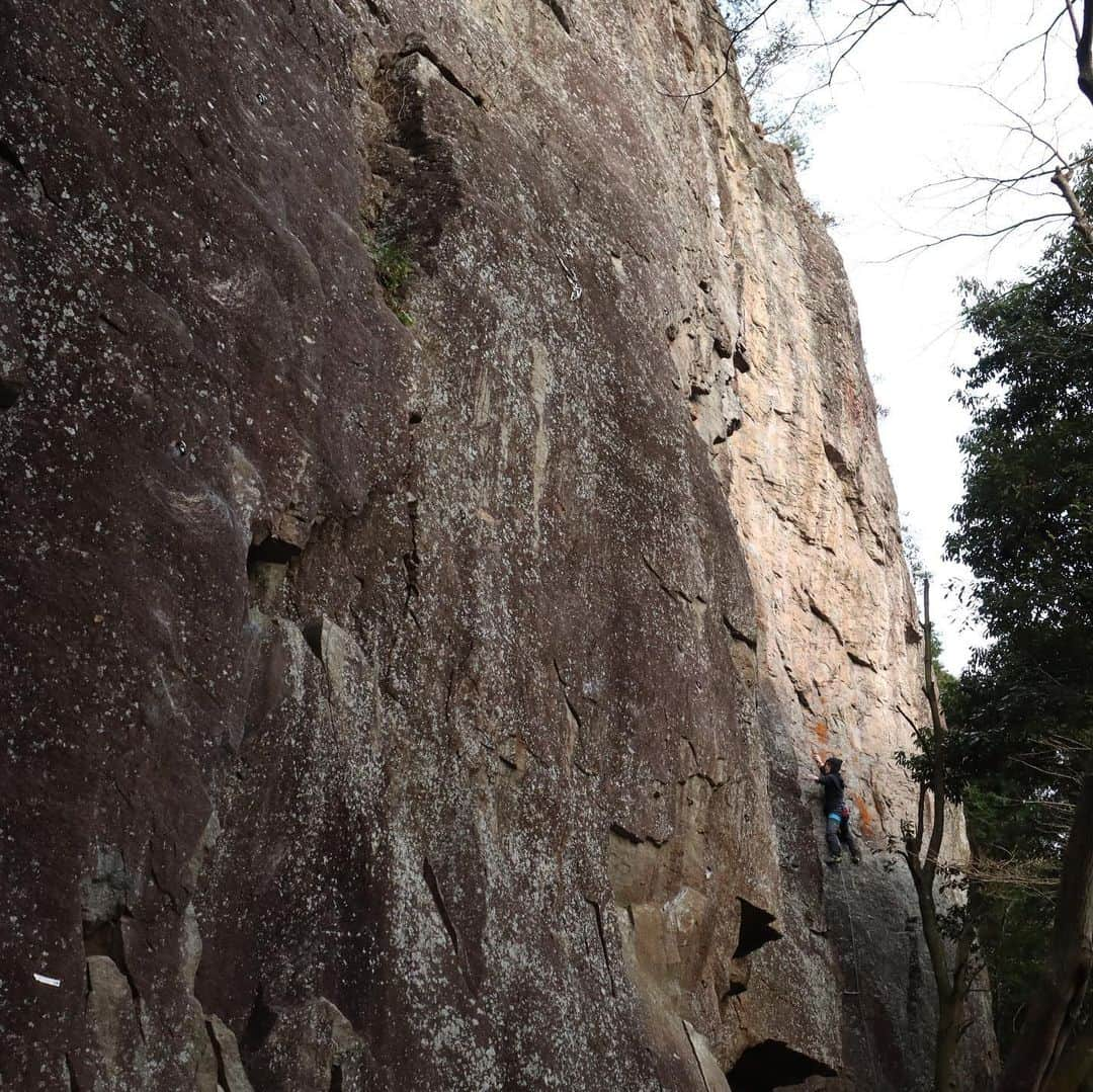 濱田健介のインスタグラム：「I’m in Kyushu. Yesterday, I enjoyed some nice routes at Hachimenzan. 昨日から九州来てます。 大ちゃんと合流してお初な八面山。 基本フェースのカチカチな岩場で結構かじかんだけど、キャラバン 13a などなど登れて楽しかった。 自分の写真はありませぬ。 さ、今日はどこへ？ @rockmasterhq  @unparallelup  @organicclimbing  @nogradjustfeeling  @camp1889」