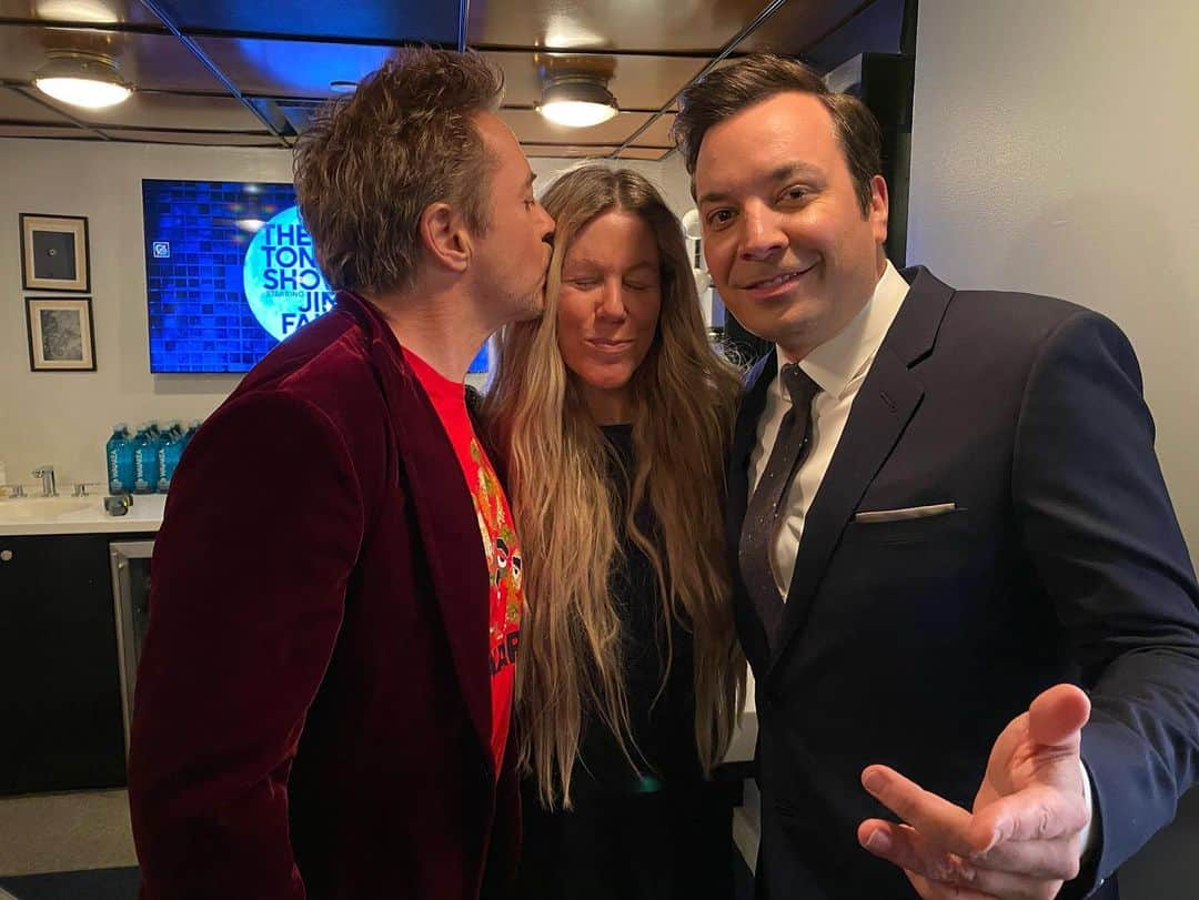 ロバート・ダウニー・Jrさんのインスタグラム写真 - (ロバート・ダウニー・JrInstagram)「Catching up is #fun to do... #legends #marciklein and @jimmyfallon at @fallontonight on @nbc ... #anythinggoes #nofilter #snl #alumni @dolittlemovie #press tour moves onward... #hair @davynewkirk #style @jeanneyangstyle #robertpalmer #addictedtolove (📸/🎥 @jimmy_rich ) #newyork #newyorkcity #nyc #day6 #bts」1月16日 9時17分 - robertdowneyjr