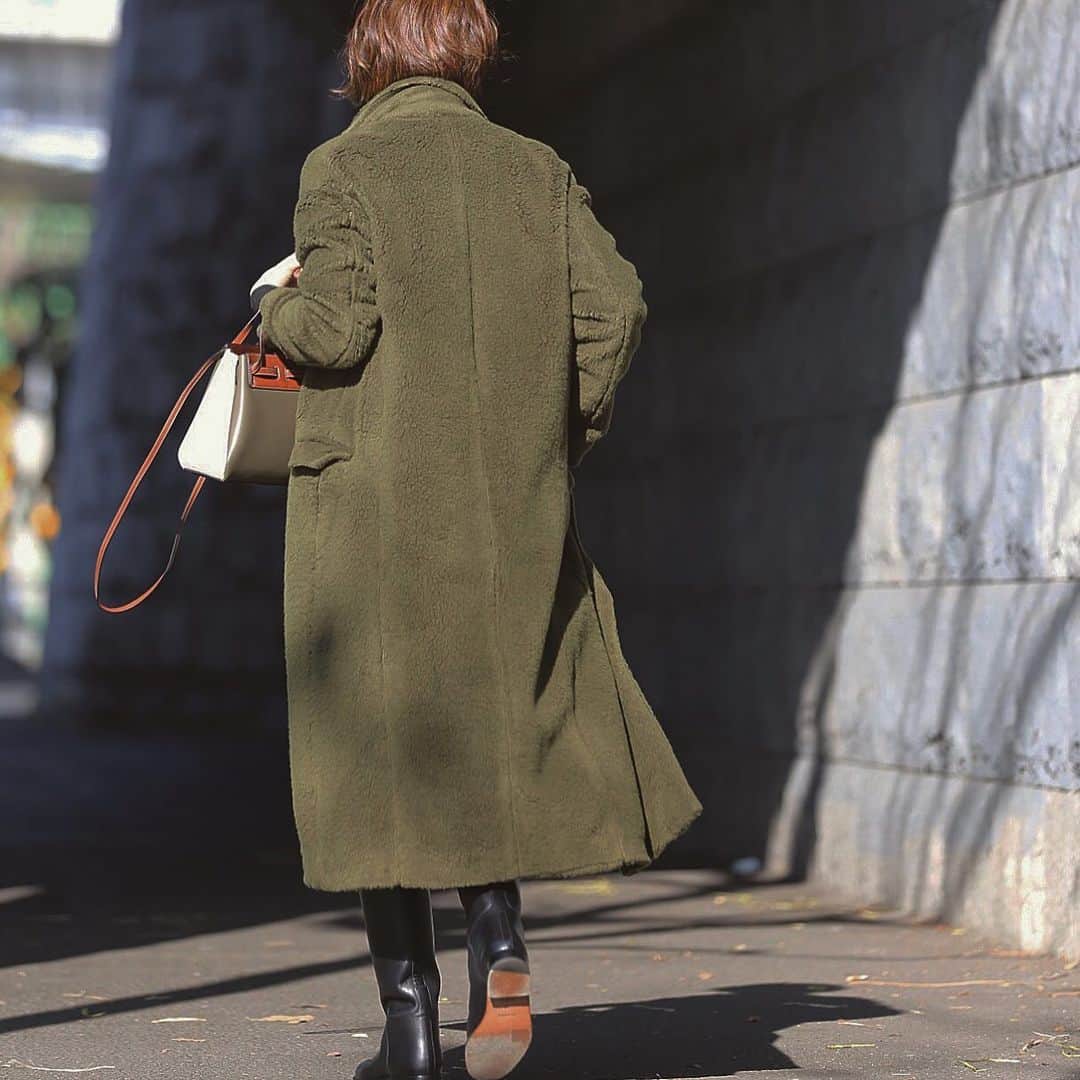 富岡佳子さんのインスタグラム写真 - (富岡佳子Instagram)「#gift  coat &skirt…#REYC バックStyleも見えるかなと思ってクルクルと回転してみました… スワイプしてみてね。 ブランド名はタップしてみてください 皆さま、素敵な一日をお過ごしくださいね💐」1月16日 9時28分 - yoshikotomioka