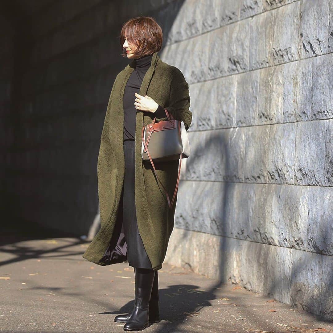 富岡佳子さんのインスタグラム写真 - (富岡佳子Instagram)「#gift  coat &skirt…#REYC バックStyleも見えるかなと思ってクルクルと回転してみました… スワイプしてみてね。 ブランド名はタップしてみてください 皆さま、素敵な一日をお過ごしくださいね💐」1月16日 9時28分 - yoshikotomioka