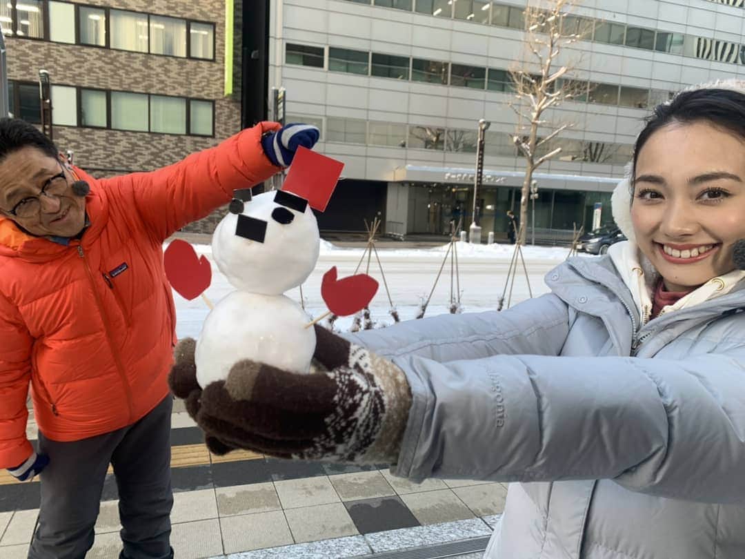 北海道テレビ「イチオシ！モーニング」さんのインスタグラム写真 - (北海道テレビ「イチオシ！モーニング」Instagram)「雪がふったので雪だるまを作りました～♪かわいいでしょ？これなら真冬日も楽しく過ごせそうですよね♪  清水さん、パンチ👊はダメですよ(=｀ェ´=) センター試験もいよいよ週末に迫りました。ラストスパート、ファイト！！ #ルナ #清水予報士  #イチモニ #イチモニ天気 #雪だるま #真冬日」1月16日 9時31分 - htb_ichimoni