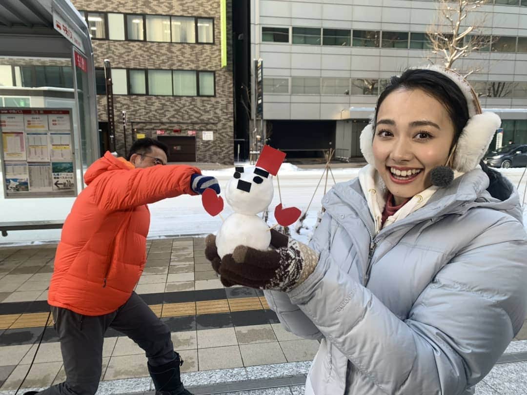 北海道テレビ「イチオシ！モーニング」さんのインスタグラム写真 - (北海道テレビ「イチオシ！モーニング」Instagram)「雪がふったので雪だるまを作りました～♪かわいいでしょ？これなら真冬日も楽しく過ごせそうですよね♪  清水さん、パンチ👊はダメですよ(=｀ェ´=) センター試験もいよいよ週末に迫りました。ラストスパート、ファイト！！ #ルナ #清水予報士  #イチモニ #イチモニ天気 #雪だるま #真冬日」1月16日 9時31分 - htb_ichimoni