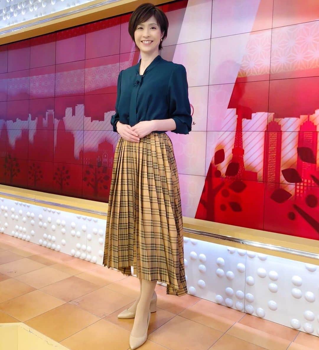 今村涼子さんのインスタグラム写真 - (今村涼子Instagram)「#衣装　#vala#ヴァラ プリーツスカートが、チェック柄で珍しく、形も綺麗でした。 #633クレヨンしんちゃん天気 #スーパーJチャンネル」1月16日 9時42分 - ryoko.imamu