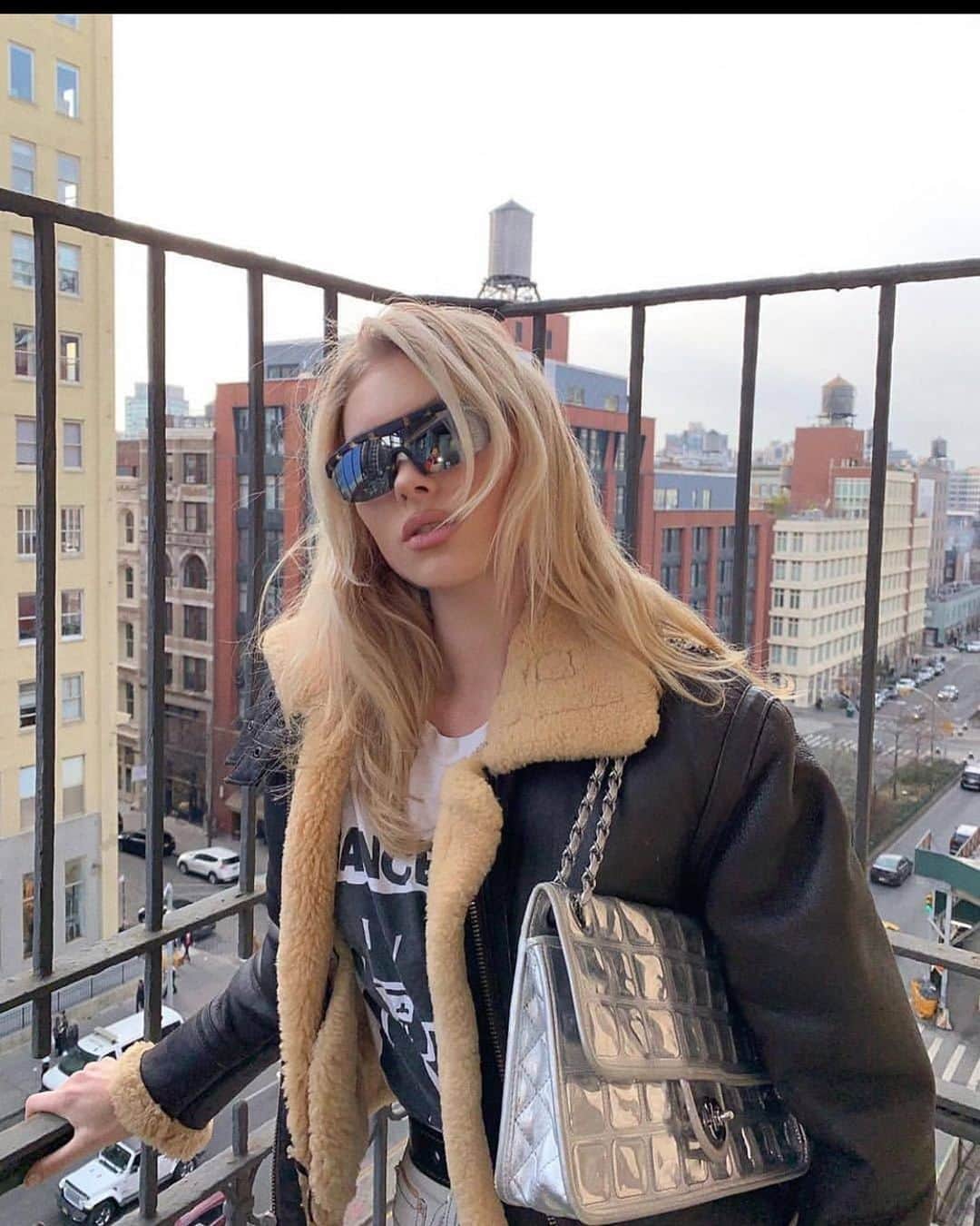 神能裕貴のインスタグラム：「🌫 Elsa Hosk 🌫 顔周りから全体にかけてたっぷりとレイヤーの入ったミディアムヘアーに、根元だけ少しトーンを下げたホワイトブロンドがsexy🌐」
