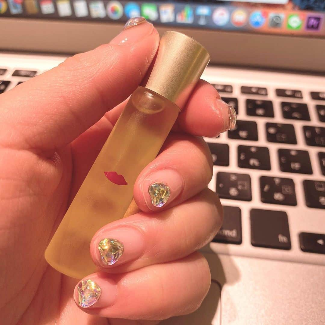 ひよんさんのインスタグラム写真 - (ひよんInstagram)「💅💋 ㅤㅤㅤㅤㅤㅤㅤㅤㅤㅤㅤㅤㅤ 最近の必需アイテム💜 指先の乾燥がすごいから @ukacojp の ネイルオイルも持ち運んで、 気がついたときに塗るようにしてるよ☺️💅 指先も潤ってると手の若さが全然ちがう😂笑笑 ㅤㅤㅤㅤㅤㅤㅤㅤㅤㅤㅤㅤㅤ　 デザインもツボすぎてすぐに買った😍💋 ㅤㅤㅤㅤㅤㅤㅤㅤㅤㅤㅤㅤㅤ #uka #nailoil #nail #네일 #네일오일 #ウカ #ネイルオイル #ネイル」1月16日 9時48分 - cchan_fee4