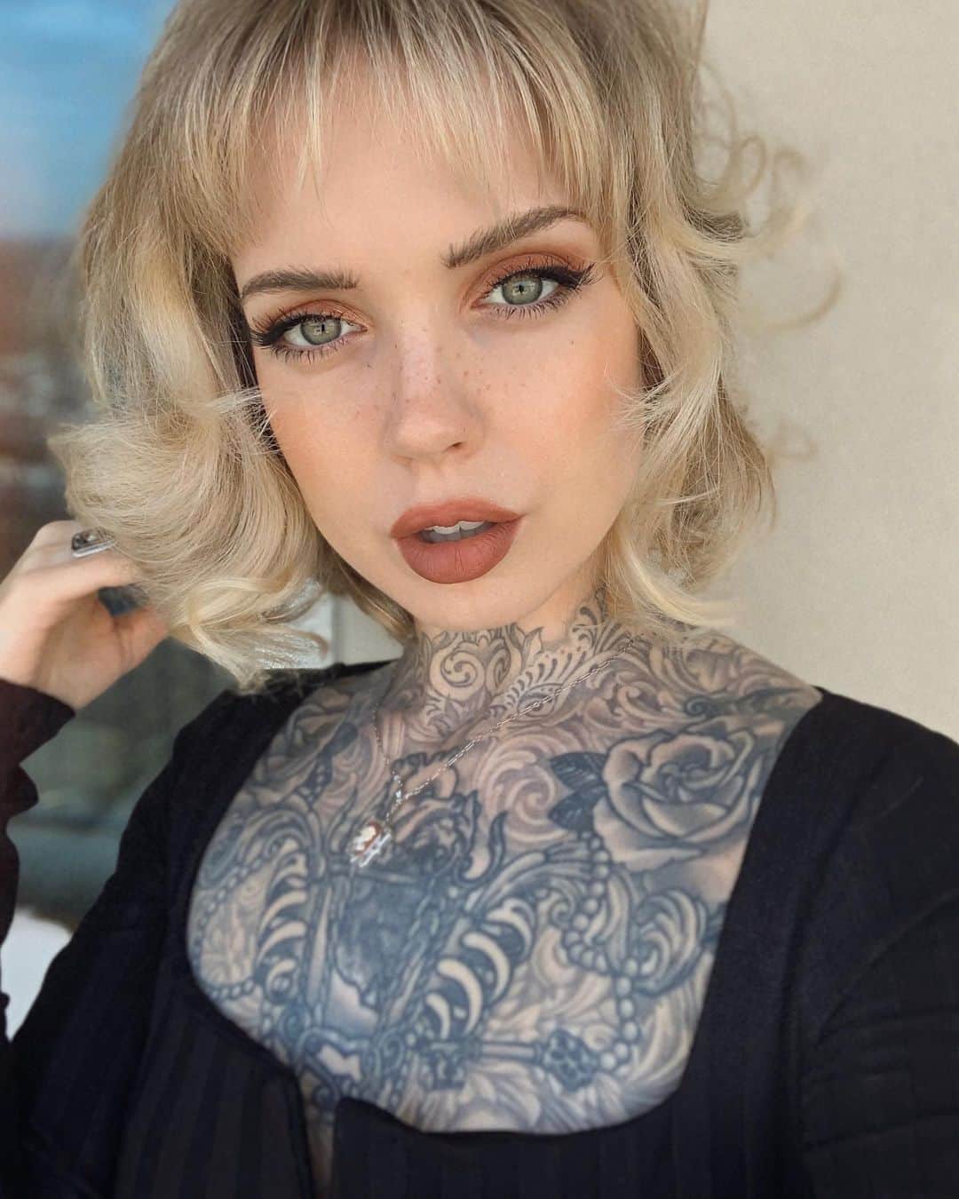 サラ・Xのインスタグラム：「Let’s pretend I didn’t eat off half my @ofracosmetics Aspen lipstick before taking these photos ✨ I also used the #ofracosmetics Boho palette for eyes and cheeks here, along with their HD Volumizing Mascara (plus a pair of Demi Wispies lashes). Liner is @meltcosmetics Ultra Matte Liquid Eyeliner in Molten.  #fauxfreckles are @freck (my code SOTI still gets you a discount heyyyy) 🙌🏼✨ I think my brows deserve an honorable mention, I used @benefitcosmetics 24 Hr Brow Setter with @glossier Brow Flick in Brown to fill in my sparse hairs & achieve a faux fluffy look. Most of the above products were gifted. Top is from @reformation 🖤 #fluffybrows #benefitbrows #neutralmakeup」