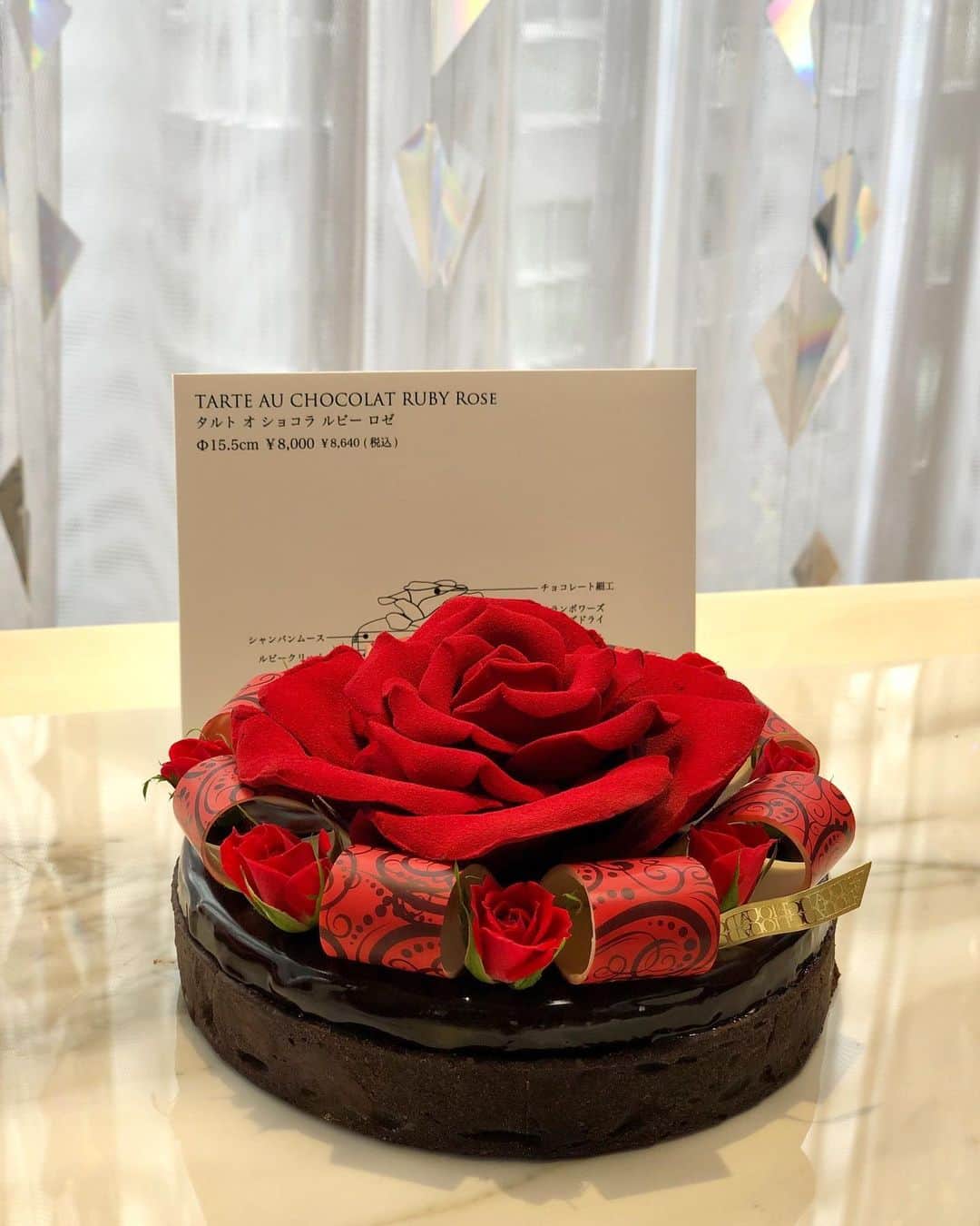 黒田麻理耶さんのインスタグラム写真 - (黒田麻理耶Instagram)「. クマチョコ可愛すぎた🍫🧸🍫﻿💓 . LOUANGE TOKYO(@louange.tokyo)の バレンタイン2020コレクションのお披露目会へ🙋‍♀️ . チョコもケーキも本当に可愛いんだけど、 やっぱりクマ🐻のチョコが愛おしかった🥺❤️ . 見た目はもちろん、お味もとっても美味しいので バレンタイン💝やプレゼント🎁に本当オススメ❣️ . エクレアやフォンダンショコラ、ギモーブ、 オランジェットもあるよー🧡🖤 . 池田さん(@ruri_ikeda)と 的場さん(@porcelarts_shioriel)と #弾丸ロケッツ 新年最初の集合でした🚀 . #LOUANGETOKYO  #ルワンジュ東京 #バレンタイン  #バレンタイン2020 #Valentine  #chocolate #バレンタインチョコ  #可愛いチョコ #チョコレート  #チョコレートが好き」1月16日 9時58分 - mariya_kuroda