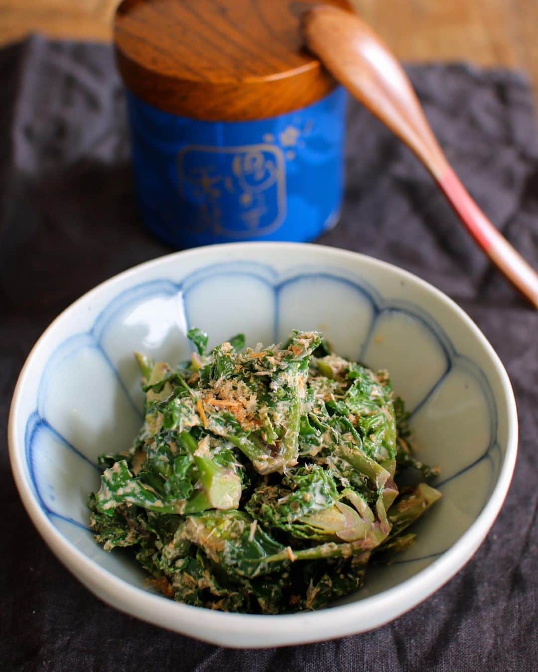 かおしさんのインスタグラム写真 - (かおしInstagram)「しばらくTKGや納豆ごはんとをバタバタ食べていた朝ごはん。 仕事のある生活にやっと少し慣れてきて、久しぶりにpost😆 ・ とにかく何かと物が多い我が家。 転勤があるかもだし、今年は物を減らしていく年にしたいなと。 食材ストックもすごく多いので、今朝はその中からレトルトの親子丼を。 旦那氏が買ったまま忘れているものだろうけれど、このままだとどうしても【ザ・レトルト‼︎】感が強くてちょっと苦手😓 そんな時は、卵黄をポトッと加えて混ぜながら食べると美味しく食べられるよ😃 卵白は、椎茸とかつお菜のお吸い物に加えてしまうと残らない👏 あとは、#プチヴェール のおかかマヨポンと、紫カリフラワーの甘酢和え、韃靼そば茶🍵 ・ 大好きなプチヴェールを、広島の産直で見つけてウキウキで3袋も買っちゃった♡ 今日はおかかマヨポンにしたのだけれど、今朝のおかかはただの鰹節ではない…🤩 なんと、静岡県焼津市の小林食品さんのアンバサダーに任命され、2缶で1万円もする超高級な本枯節ふりかけ【思わず舌鼓 口どけ】をいただいたので、使ってみたのだ✨ 私の人生に、1gが167円もするふりかけなんて登場するわけがないので、緊張気味に缶を開け、まずはそのまま食べてみたところ、鰹節って口の中に残るのが普通なのに、サッと消えて無くなったよ😳 ふりかけなので味付けがしてあるのだけれど、少し甘めでほんのりと生姜の風味が残って、ごはんにかけるだけでめちゃくちゃ美味しい🥺 一般的な鰹節は約4週間で出来上がるところを、口どけに使っている鰹節は5ヶ月も熟成させて作るらしく、限定生産で1日10セットだけの販売なんだって✨ 貴重なものをいただいてしまったので、残りも心して食べます‼︎🤤 @shitazutsumi #思わず舌鼓 ・ #親子丼 #レトルトにちょい足し #japanesefood #朝ごはん #朝食 #breakfast #gohan #私のおいしい写真 #foodporn #onthetable #foodstagram #暮らし #おうちごはん #instafood #日々の暮らし #うつわ #器 #wp_deli_japan #おうちごはんlover #IGersJP #とりあえず野菜食 #フーディーテーブル」1月16日 10時08分 - cao_life