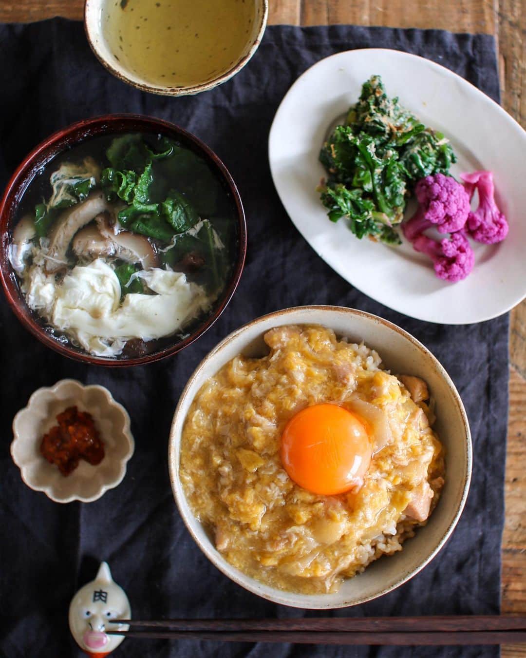 かおしさんのインスタグラム写真 - (かおしInstagram)「しばらくTKGや納豆ごはんとをバタバタ食べていた朝ごはん。 仕事のある生活にやっと少し慣れてきて、久しぶりにpost😆 ・ とにかく何かと物が多い我が家。 転勤があるかもだし、今年は物を減らしていく年にしたいなと。 食材ストックもすごく多いので、今朝はその中からレトルトの親子丼を。 旦那氏が買ったまま忘れているものだろうけれど、このままだとどうしても【ザ・レトルト‼︎】感が強くてちょっと苦手😓 そんな時は、卵黄をポトッと加えて混ぜながら食べると美味しく食べられるよ😃 卵白は、椎茸とかつお菜のお吸い物に加えてしまうと残らない👏 あとは、#プチヴェール のおかかマヨポンと、紫カリフラワーの甘酢和え、韃靼そば茶🍵 ・ 大好きなプチヴェールを、広島の産直で見つけてウキウキで3袋も買っちゃった♡ 今日はおかかマヨポンにしたのだけれど、今朝のおかかはただの鰹節ではない…🤩 なんと、静岡県焼津市の小林食品さんのアンバサダーに任命され、2缶で1万円もする超高級な本枯節ふりかけ【思わず舌鼓 口どけ】をいただいたので、使ってみたのだ✨ 私の人生に、1gが167円もするふりかけなんて登場するわけがないので、緊張気味に缶を開け、まずはそのまま食べてみたところ、鰹節って口の中に残るのが普通なのに、サッと消えて無くなったよ😳 ふりかけなので味付けがしてあるのだけれど、少し甘めでほんのりと生姜の風味が残って、ごはんにかけるだけでめちゃくちゃ美味しい🥺 一般的な鰹節は約4週間で出来上がるところを、口どけに使っている鰹節は5ヶ月も熟成させて作るらしく、限定生産で1日10セットだけの販売なんだって✨ 貴重なものをいただいてしまったので、残りも心して食べます‼︎🤤 @shitazutsumi #思わず舌鼓 ・ #親子丼 #レトルトにちょい足し #japanesefood #朝ごはん #朝食 #breakfast #gohan #私のおいしい写真 #foodporn #onthetable #foodstagram #暮らし #おうちごはん #instafood #日々の暮らし #うつわ #器 #wp_deli_japan #おうちごはんlover #IGersJP #とりあえず野菜食 #フーディーテーブル」1月16日 10時08分 - cao_life