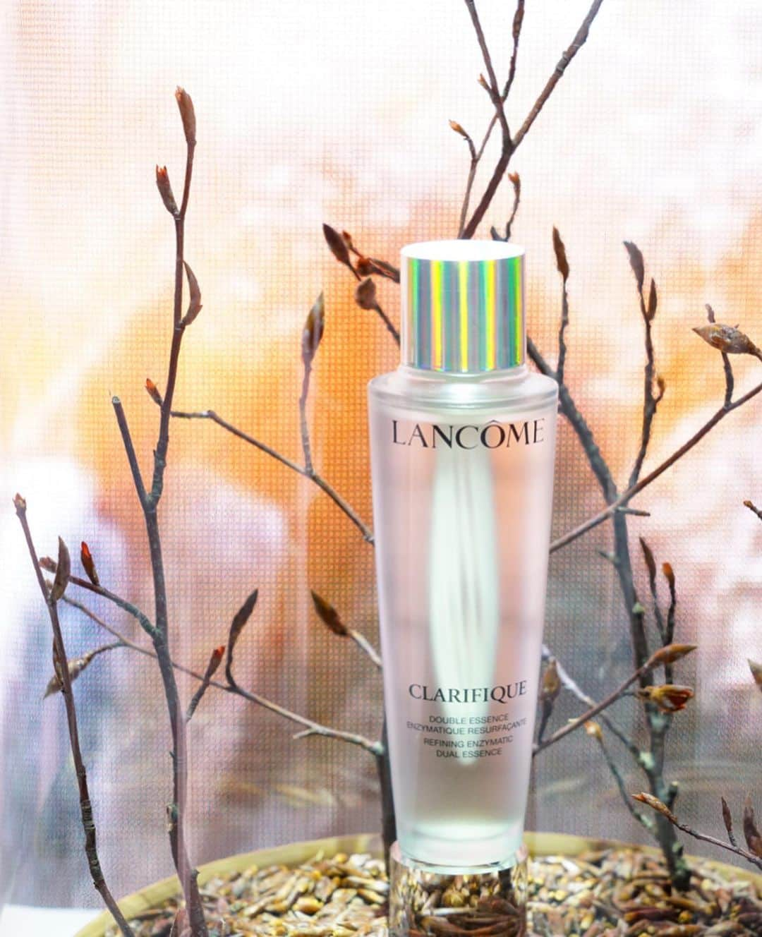 矢野未希子さんのインスタグラム写真 - (矢野未希子Instagram)「昨夜は　@lancomeofficial  ディナーパーティーに 招待していただきました✨  新商品のクラリフィック  デュアル エッセンス ローションは 酵素に着目した商品で 肌につけるとみずみずしく潤い 満足感のある使い心地でした✨  くすみや毛穴の気にならない肌へ 導いてくれるそうで 使うのが楽しみです✨  ディナーもとても美味しく 素敵な方々とお会いでき とっても楽しい夜になりました💙 #ランコム #lancome #lancomeofficial #クラリフィック #アマンダ」1月16日 10時01分 - mikko1104