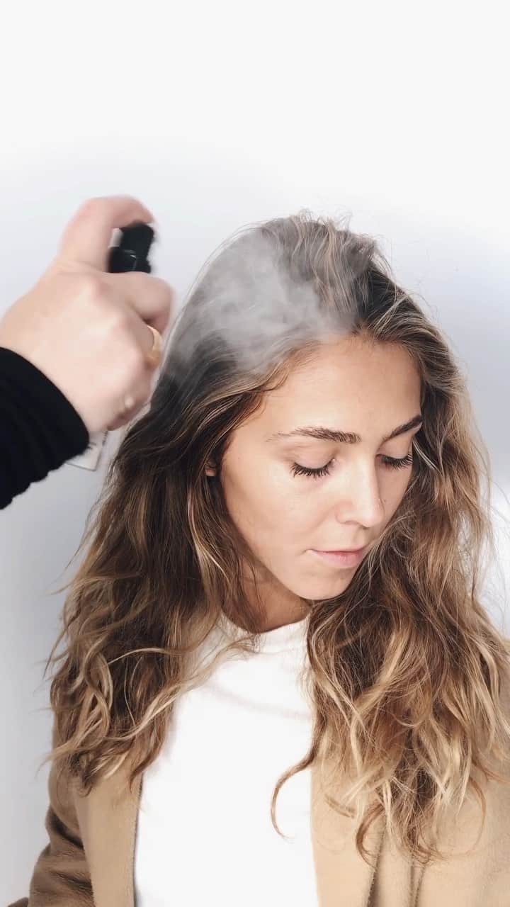 Kristin Essのインスタグラム：「Lots and lots of questions about how this one works so I wanted to give you my quick tips! Hope this helps any of you who are new to non-aerosol dry shampoo powders 🤍🌬」