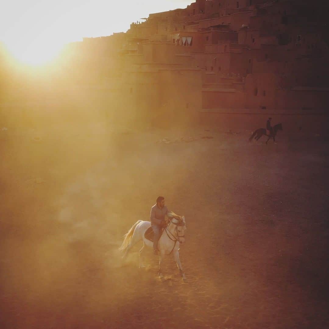 National Geographic Travelさんのインスタグラム写真 - (National Geographic TravelInstagram)「Photo by @chiaragoia | A man rides a horse at sunset in Aït Ben Haddou, a UNESCO World Heritage site located 30 kilometers (18 miles) from Ouarzazate, Morocco. Aït Ben Haddou is a fortified village that used to be on the caravan route between the Sahara and Marrakech. Follow @chiaragoia for more mesmerizing travel images from around the world. #aitbenhaddou #morocco #horseriding #sunset」1月16日 10時10分 - natgeotravel