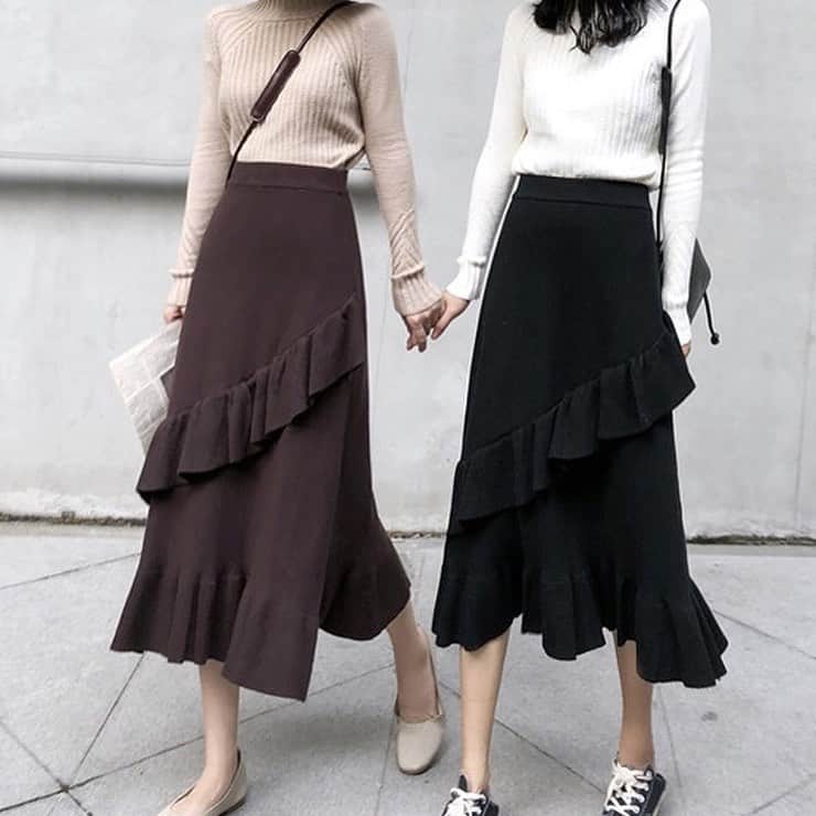 maison de LATIRのインスタグラム：「今すぐ取り入れたいニット×フリルでボリューム感たっぷりなデザインスカート。 動くたびに揺れるフリルがアクセントになり、 いつものコーディネートに取り入れるだけで 鮮度が上がる今シーズン欠かせないアイテムです。 . お求めはコチラから▼▼ @maison_de_latir #maison_de_latir #https://shop-list.com/women/brand/maison-de-latir/」