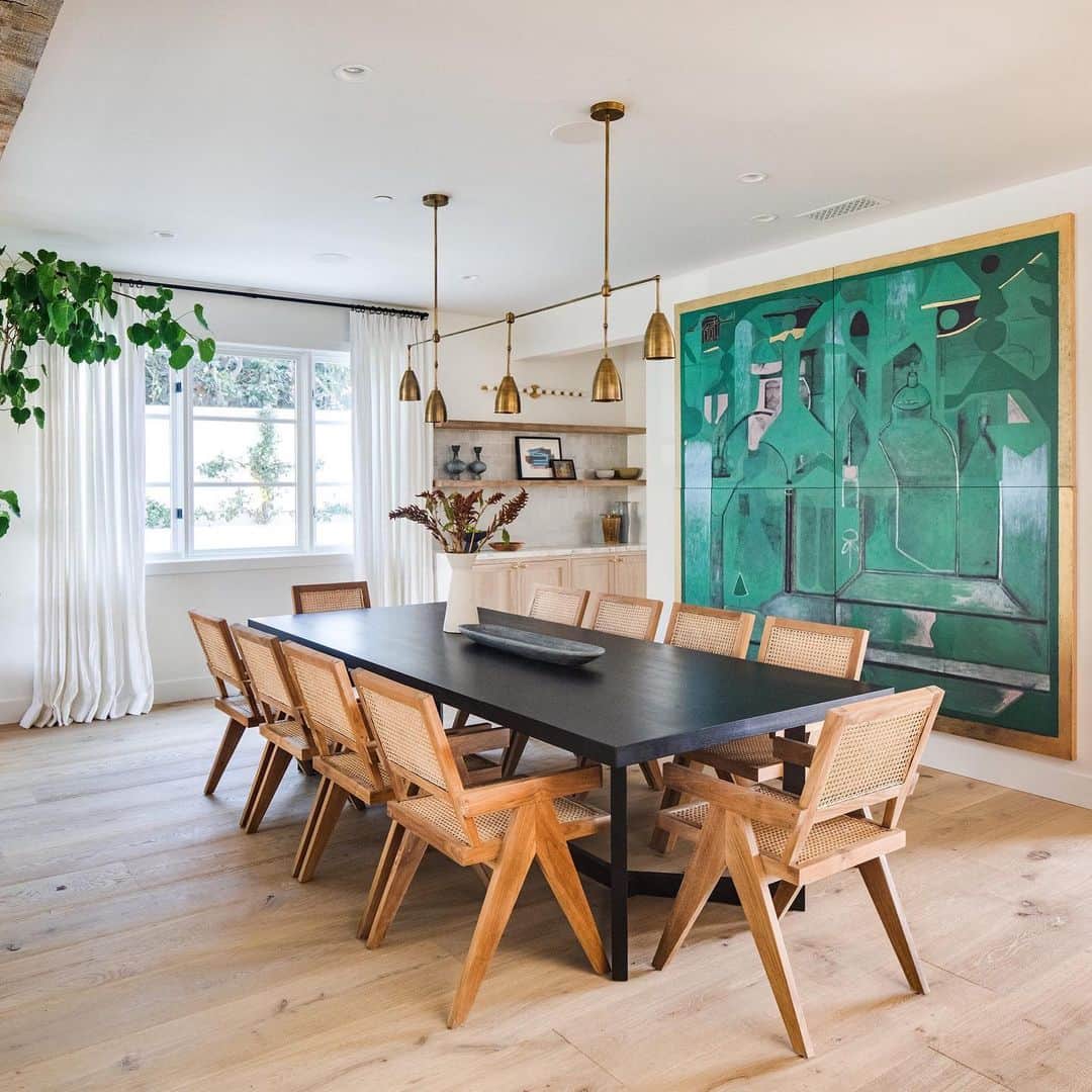 ELLE DECORさんのインスタグラム写真 - (ELLE DECORInstagram)「Artwork was especially important in this @prairie_interiors-designed Newport Beach home, as the clients moved into the space without almost any items from their previous houses. The home, a 2005 spec build situated on the area’s beloved Morning Canyon, lacked any real architectural identity; it was a big, white box. To give the house character, interior designer Shannon McLaren Wilkins incorporated custom architectural details and plenty of art. In the dining room, a painting by @marco_lorenzetto ties the laid-back space together.  Click the link in bio for the full tour. Photography: @chadmellon」1月16日 10時13分 - elledecor