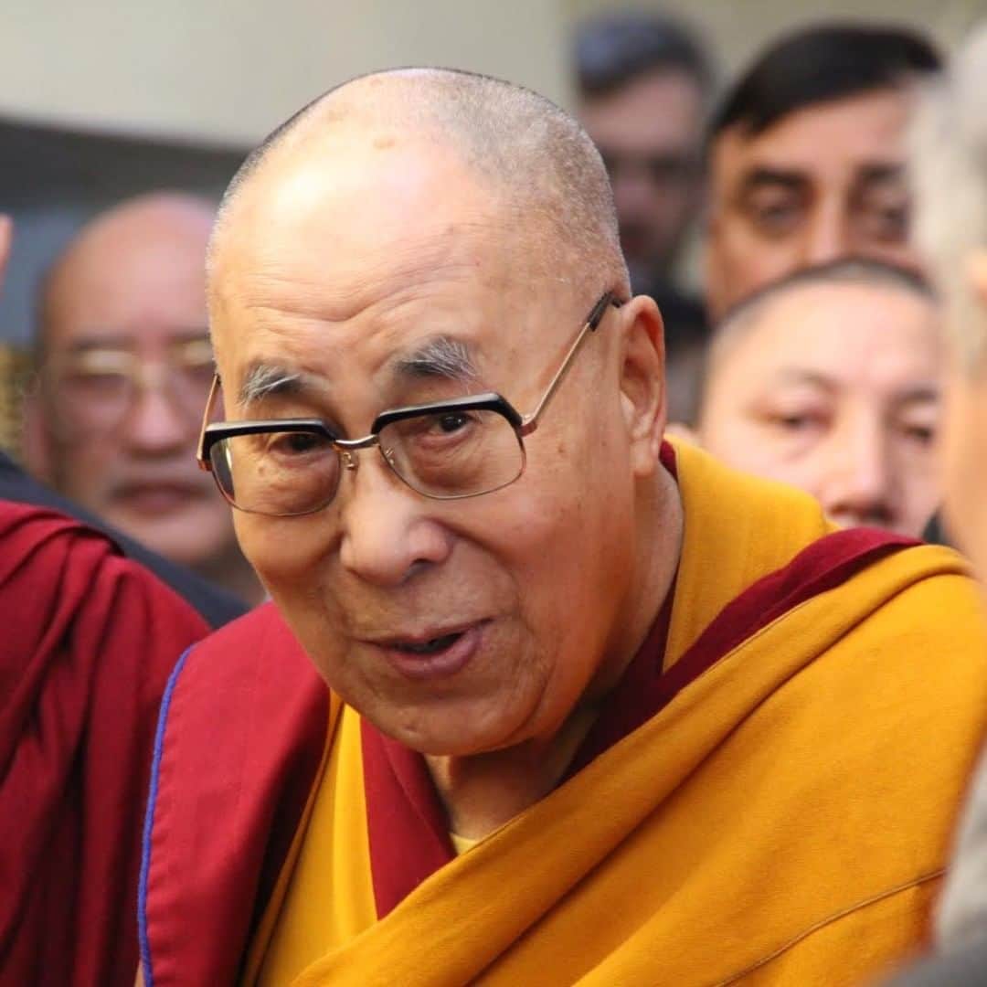 Leslie Camila-Roseのインスタグラム：「[PART 1]  In November I had the privilege to assist to His Holiness The Dalai Lama’s teachings in Dharamshala. Thank you @dalailama for giving me a kind smile. :) 📸 •  I spent a few days with hundreds of Tibetan Buddhists, Monks and truth seekers from all over the world studying the sacred texts from the “Heart Sutras”. •  As we were about to enter this new decade and face a global, social and environmental crisis, I knew I had to grow and practice more compassion, reconnect to the source of unconditional love and learn to accept “the other side”. •  See, how can I contribute fully, talk about world peace, ecology and radical conscious changes if I, myself, am constantly angry towards people who aren’t sharing my “noble” vision of the world? •  For the last few decade, my so called “goodness”, “caring” and “wisdom” turned slowly into pain, arrogance, and worst of all, a weapon to judge people who didn’t share the same “loving” values.  My hostility, resentment and growing frustration were after all just a mirror of what is hurting me in this world on a daily basis. •  I realized not only I must embody the change I want to see in the world as Gandhi said, but first and foremost, I must acknowledge my lack of understanding and ability to cooperate when people share very different political opinions or values. •  As I’m dedicating my career and my life to more meaningful causes, I also have to dedicate my heart to listen to others with attention, build bridges, and understand all forms of craving, suffering, despair and fear. (and surely look at mine...)」