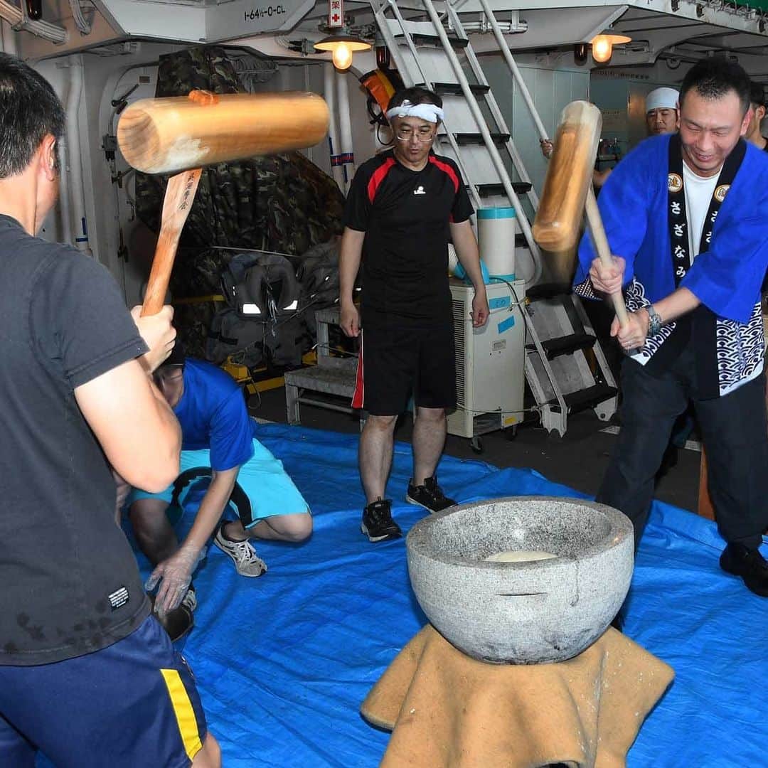 海上自衛隊さんのインスタグラム写真 - (海上自衛隊Instagram)「派遣海賊対処行動第34次水上部隊の護衛艦「さざなみ」は年末年始を迎えるため、艦内大掃除、年越しそばや餅つきなど、日本から遠く離れた地で活動しながらも、少しの間、日本らしい正月気分を味わいました。  #海上自衛隊 #日本の正月 #護衛艦 #さざなみ」1月16日 10時22分 - jmsdf_pr