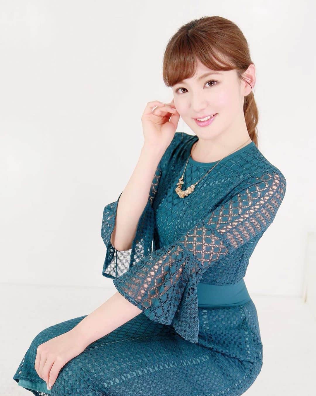 那津あやこのインスタグラム：「GM🌞﻿ ﻿ ﻿ 撮影会で撮って頂いた写真📸﻿ 緑が鮮やかなタイトなワンピース👗✨﻿ ﻿ ﻿ 那津あやこ #あやや #rq #racequeen #レースクイーン #モデル #タレント #女子アナ #smile #cute #model #shooting  #talent #撮影 #撮影会 #green #wear  #japan #japanesegirl #instagram #photography #followme」
