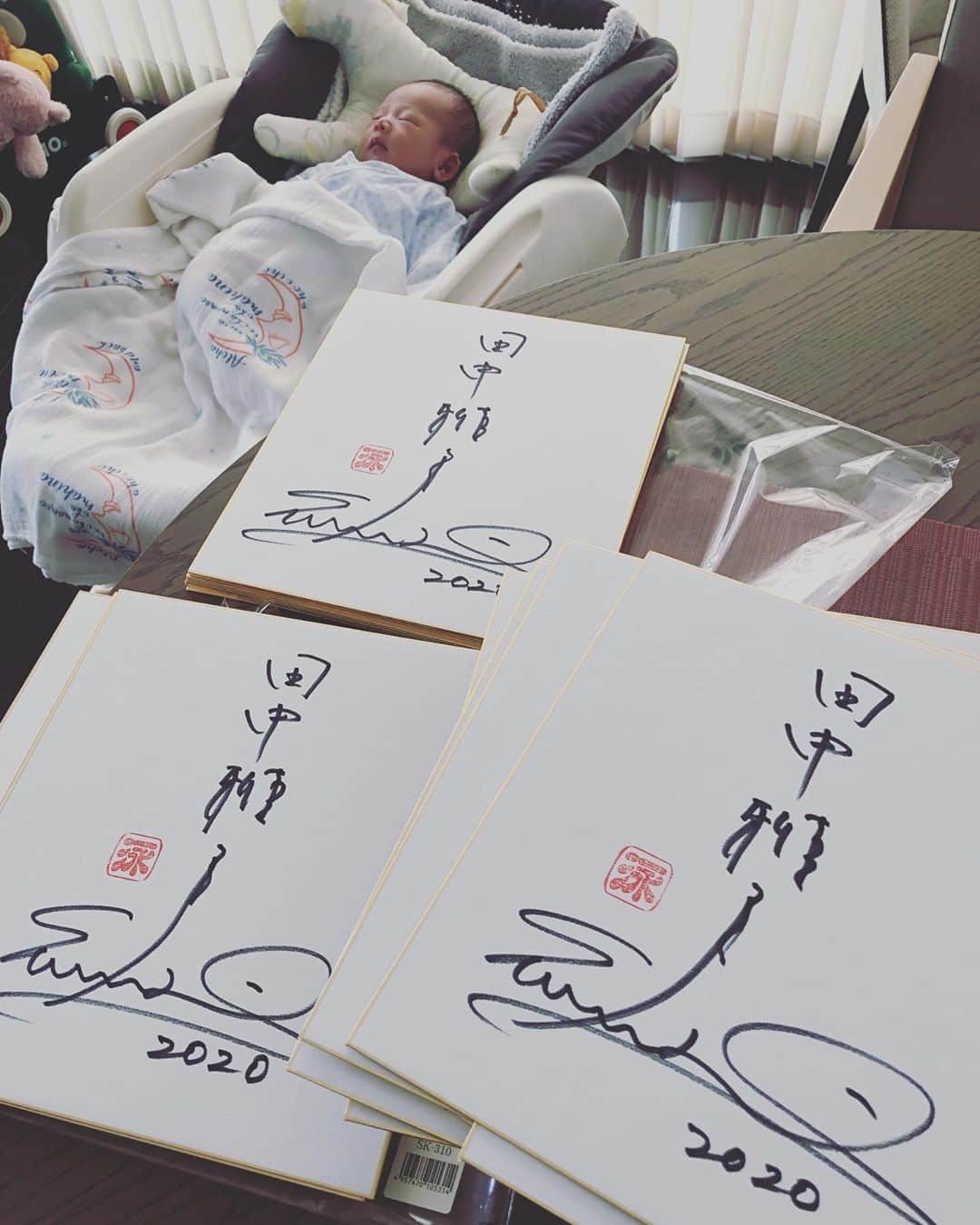 田中雅美さんのインスタグラム写真 - (田中雅美Instagram)「息子の寝てる間に、サイン書き書き。 ・ ・ サイン… 小さな頃、憧れの日本代表選手からもらったサインを大事に大事にしてたなぁ。。 ・ ・ 私がサインをいただいた憧れの選手とは… ・ ・ 自由形のスーパースター、ロサンゼルス、ソウル、バルセロナ五輪代表の緒方茂生さん。 ・ ・ ソウル五輪金メダリスト鈴木大地さん。 ・ ・ 北海道出身のオリンピアン平中秀子さん。 ・ ・ 同級生の憧れのオリンピアン、バルセロナ五輪代表岩崎恭子ちゃんと稲田法子ちゃん。 ・ ・ ありがたいことに、私も日本代表として泳いでる時、引退後も、サインを書かせてもらうことが多いけど、求めていただけるってことがとってもありがたいことなんだなぁって、2020年を書きながらあらためて感じております。 ・ ・ お家に帰ってきてから、比較的よく飲み、よく寝てくれる息子。 ・ ・ しかし今日は、夜中にお目めパッチリ。 ミルクごくごく、オムツ替えで夜が明けていきました(*´-`) ・ ・ ここ数年、体力落ちまくってること実感してたけど、、、まだもうちょい体力あるみたい。 なんだか、元気。 ・ ・ #2人の育児 #新米 #息子が寝てる間に #サイン書き書き #ありがたき作業 #おっと息子が起き出した #睡眠4時間 #体力勝負だぜ #気合い」1月16日 10時37分 - tanakamasami_official