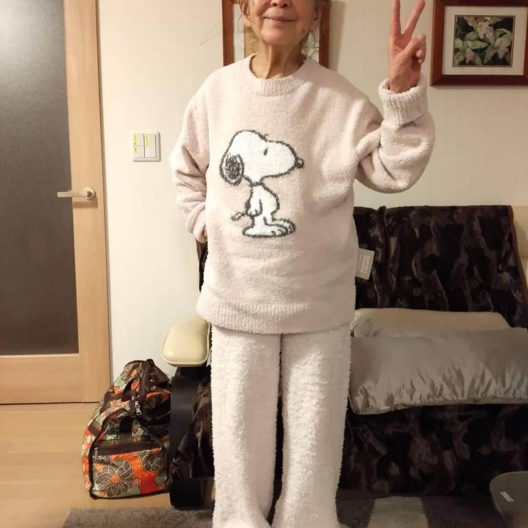 関根理紗さんのインスタグラム写真 - (関根理紗Instagram)「祖母93歳 ジェラピケデビュー。 誕生日にジェラピケのパジャマを、なんか色々送ったんだけど  いいパジャマもらったって喜んで毎日着てくれてるらしい。  スマホじゃないけどケータイもってて使いこなしてるし、 ラインでなんでも済む時代に お手紙でお礼を言ってくれるあたりが素敵だなって思うし ポストまで歩いて出しに行ったのかと思うとすごいなと思う今日この頃。  そしてお手紙の内容が私の祖母すぎてというか、逆か。 血を受け継ぎすぎててわらった。  ポジティブだねって言われることが多いけど、私こういう人たちに囲まれて育ったので言われるまで気づかなかった笑  要は性格は環境による因子が大きいのかね。  寒いね。  #ジェラピケ #陽気な一族 #ポジティブは遺伝」1月16日 10時44分 - sekine.risa