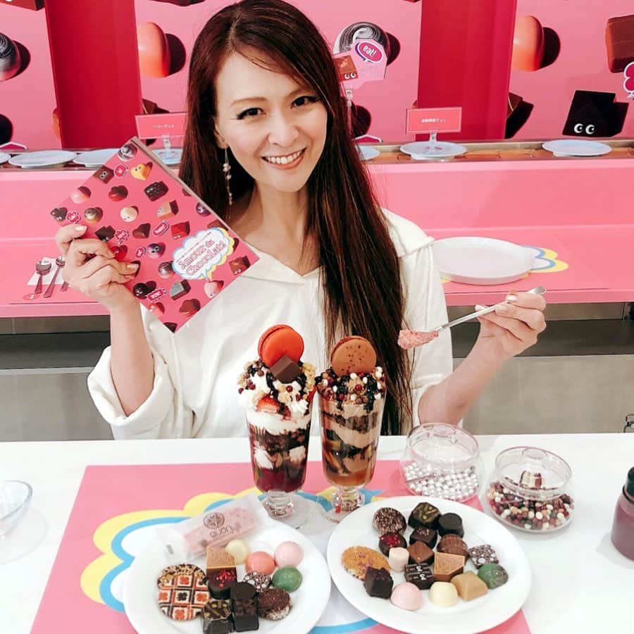 里井真由美さんのインスタグラム写真 - (里井真由美Instagram)「❤️🍫💓 アムール・デュ・ショコラ〜 「ショコラの祭典」として親しまれている高島屋のバレンタイン催事がもうすぐ始まります♡ ・ ・ 今回も日本初上陸4名のシェフ ●ジュリアン・デシュノ ●ヴァンサン・ヴァレ ●ジンジャー・エリザベス ●オー ドワ ド ジャン・バール を筆頭に、スペシャルコラボのボックスや話題作が盛りだくさん♡ ・ ・ 横浜、新宿、日本橋の3店では、オリジナルパフェが作れる回転スウィーツ「パフェ・ゴーラウンド」が登場です ・ ・ 辻口シェフ監修のもと、選びぬかれたトッピングの数々〜 🔻 🔻 スポンジ、ムース、マカロンチョコ、フルーツ、シリアル、ジュレ、クリーム、アイス、各種さまざまな味含め、30種ほどがぐるぐるまわって出てするので6皿まで選んでパフェが作れます💓 ・ ・ パフェゴーラウンドは、 横浜-1/22〜27 新宿-1/24〜27 日本橋-1/29〜2/2 各店午前11時〜です ・ ・ チョコのお買い物はもちろん、会場でも存分に楽しみましょ〜💓💓💓💓 ・ ・ プレス発表会にお招き頂き感謝です♡ ・ ・ #アムールデュショコラ #高島屋#バレンタイン#チョコレート#ショコラの祭典#タカシマヤ#パフェゴーラウンド  #和栗#栗スイーツ#モンブラン#モンブラン巡り#和栗のモンブラン#栗#フランス栗#里井真由美#1級フードアナリスト里井真由美#さといいね#栗スイーツ#デパ地下#ホテルスイーツ#デパ地下スイーツ#ホテル#ありが糖運動#まゆログ#フードジャーナリスト里井真由美」1月16日 10時50分 - mayumi.satoi