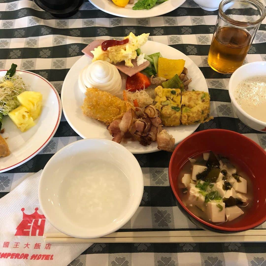 悠以さんのインスタグラム写真 - (悠以Instagram)「#ホテルの朝食 #台湾 #バイキング #携帯無くしたと思ったらお盆の下にあってスタッフあきれてた #对不起」1月16日 10時54分 - yui.yuicomp