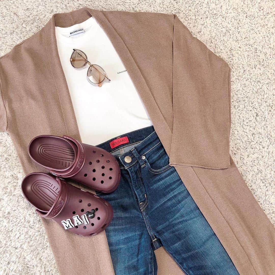 のインスタグラム：「自慢のカラーバリエーションだよ🎨 ⁣❤🧡💛💚💙💜🖤 ⁣ワントーンコーデもClassic Clogにおまかせ👍 ⁣#Crocs #クロックス #置き画倶楽部 #置き画コーデ #カラバリ」